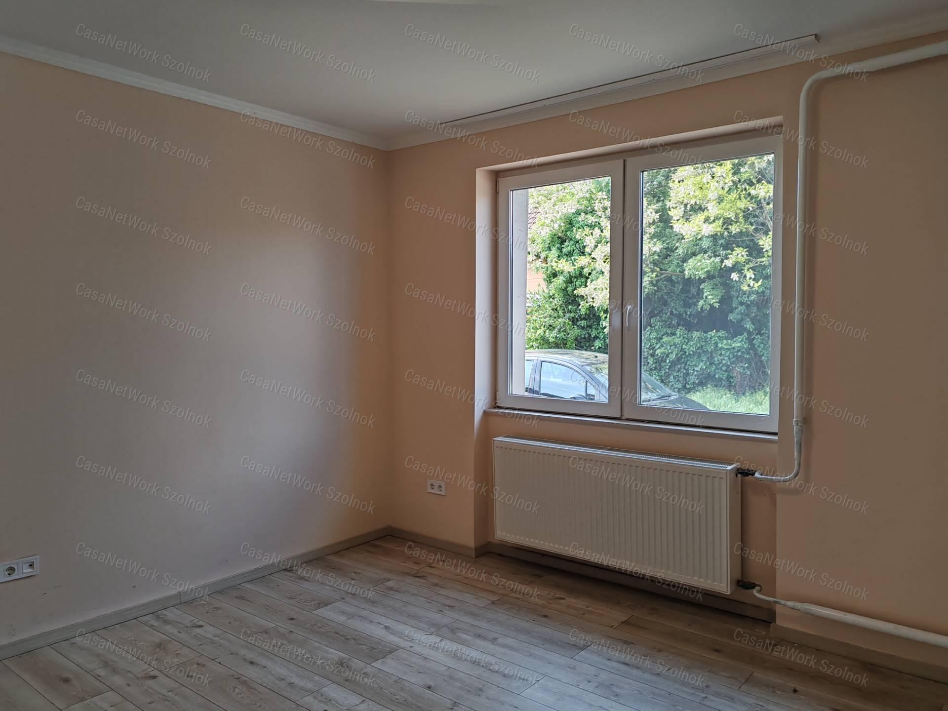 Kengyelen 80 nm-es, részben felújítandó családi ház eladó!