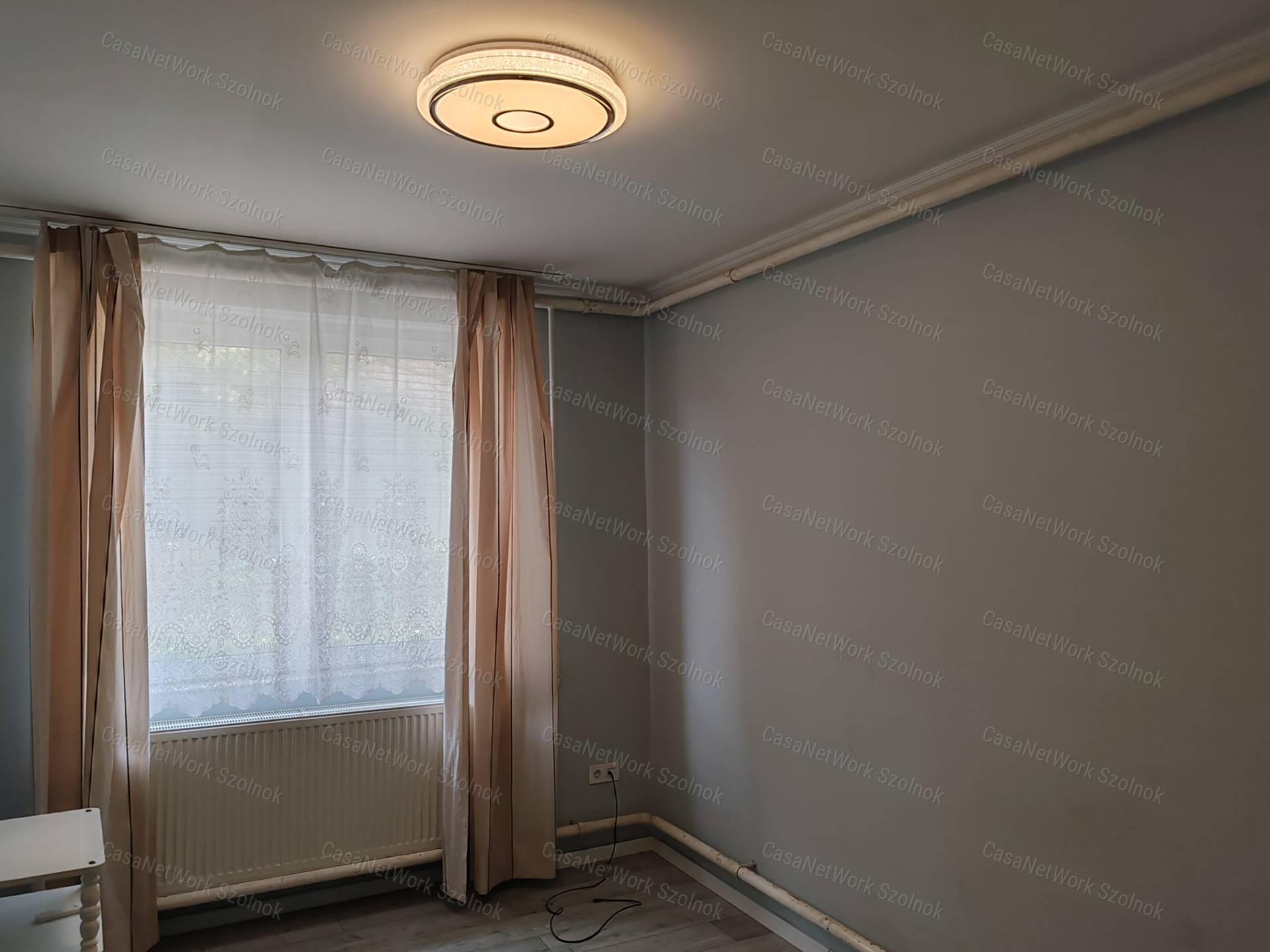 Kengyelen 80 nm-es, részben felújítandó családi ház eladó!