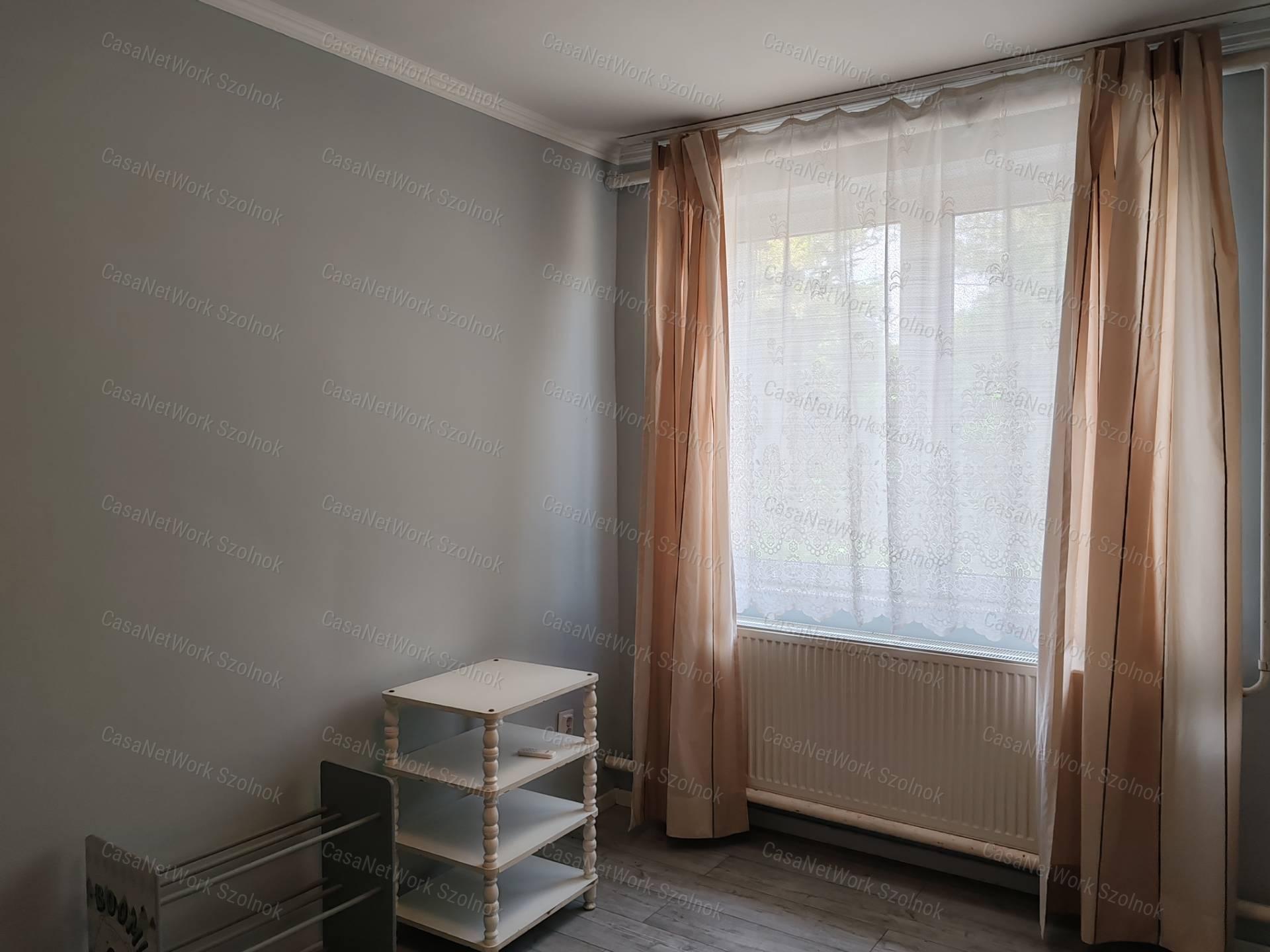 Kengyelen 80 nm-es, részben felújítandó családi ház eladó!