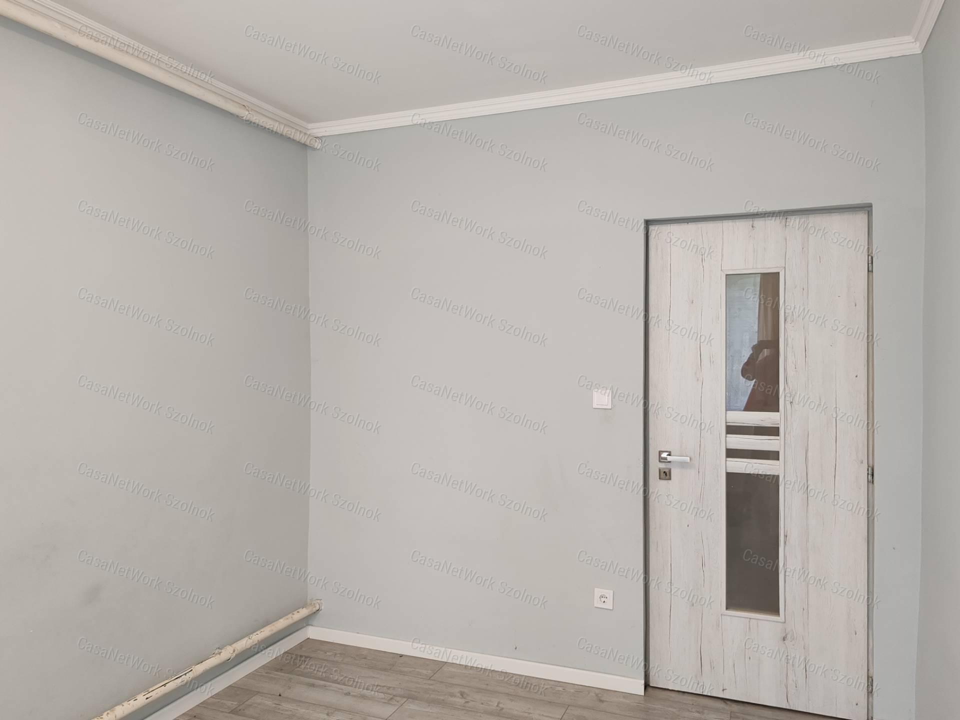 Kengyelen 80 nm-es, részben felújítandó családi ház eladó!