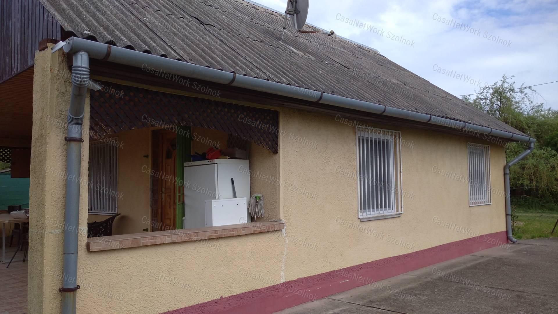 Tiszaföldváron eladó tégla építésű nyaraló!
