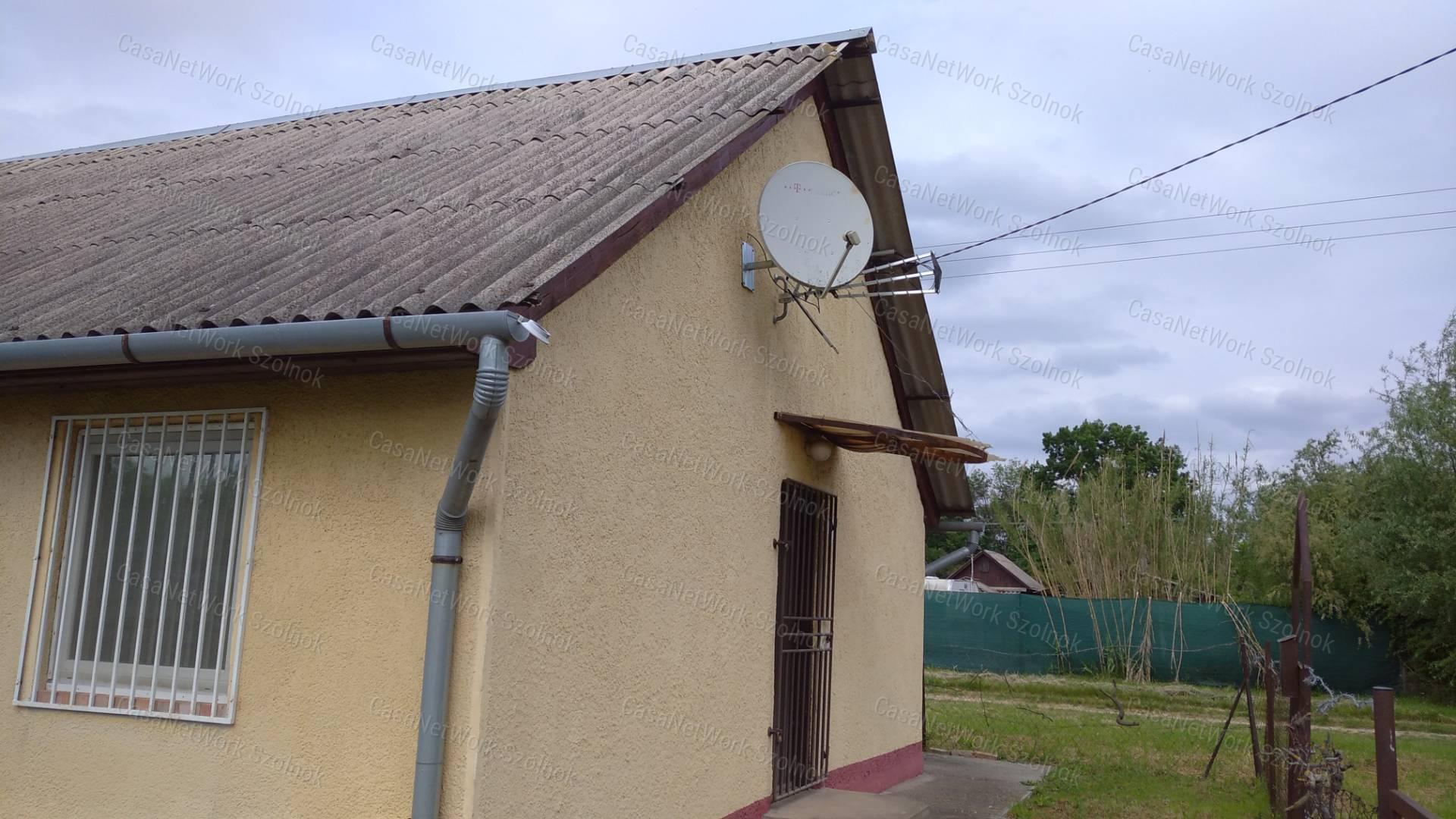 Tiszaföldváron eladó tégla építésű nyaraló!