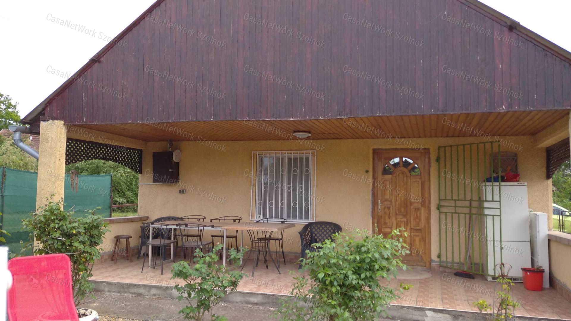 Tiszaföldváron eladó tégla építésű nyaraló!