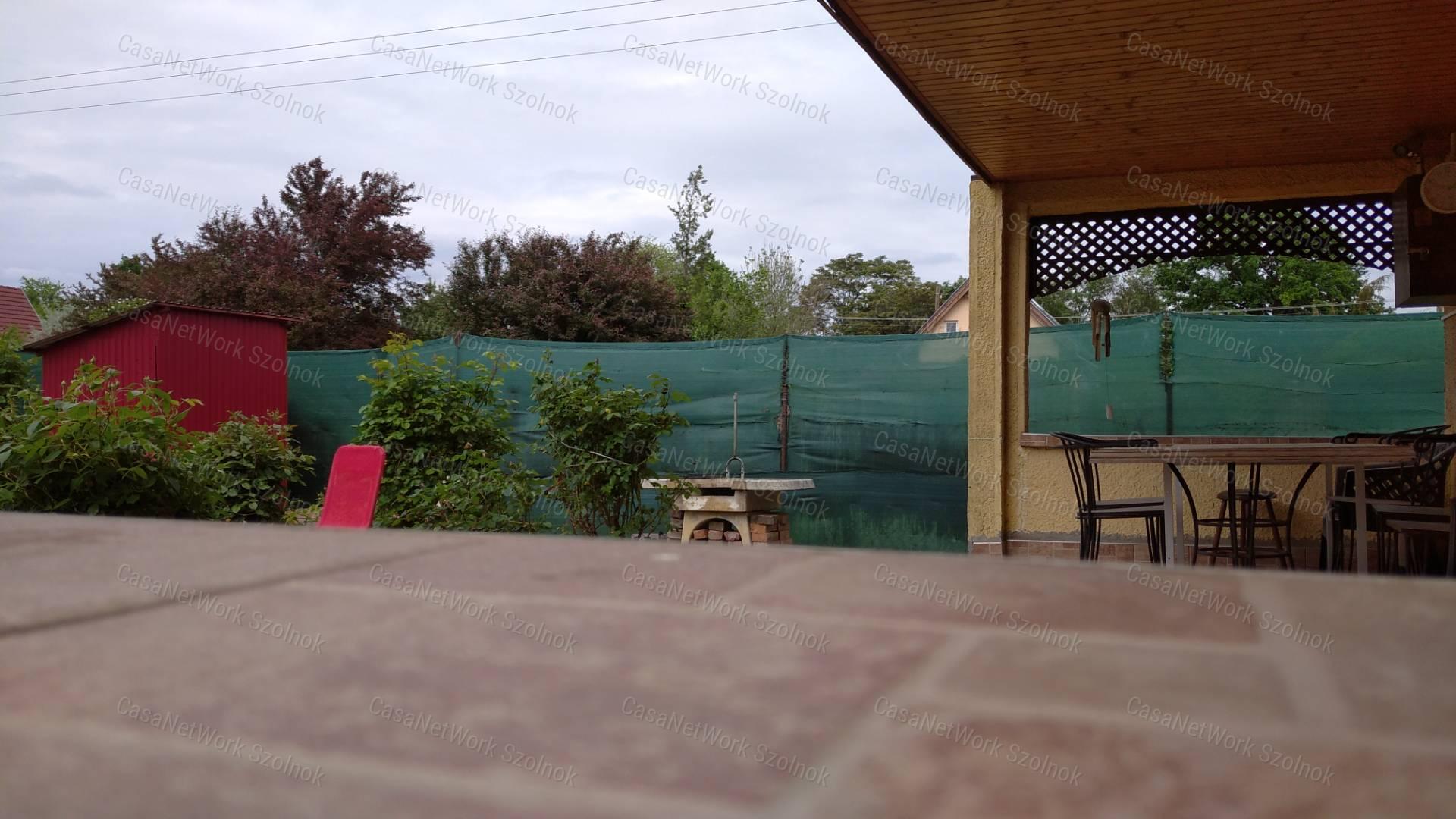 Tiszaföldváron eladó tégla építésű nyaraló!