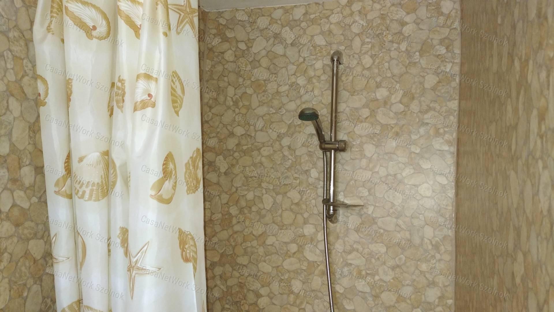 Tiszaföldváron eladó tégla építésű nyaraló!