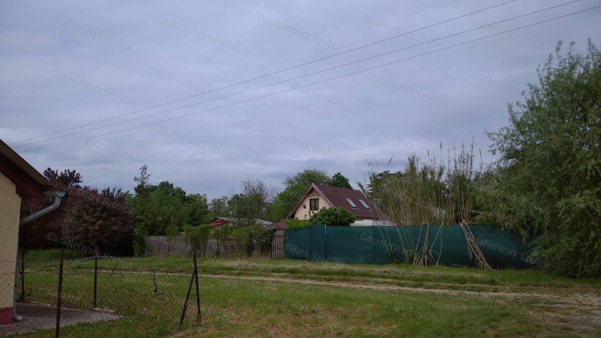 Tiszaföldváron eladó tégla építésű nyaraló!