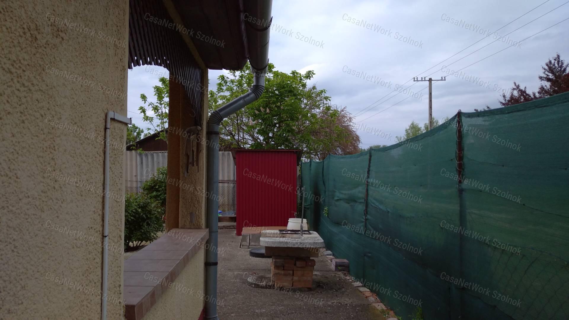 Tiszaföldváron eladó tégla építésű nyaraló!