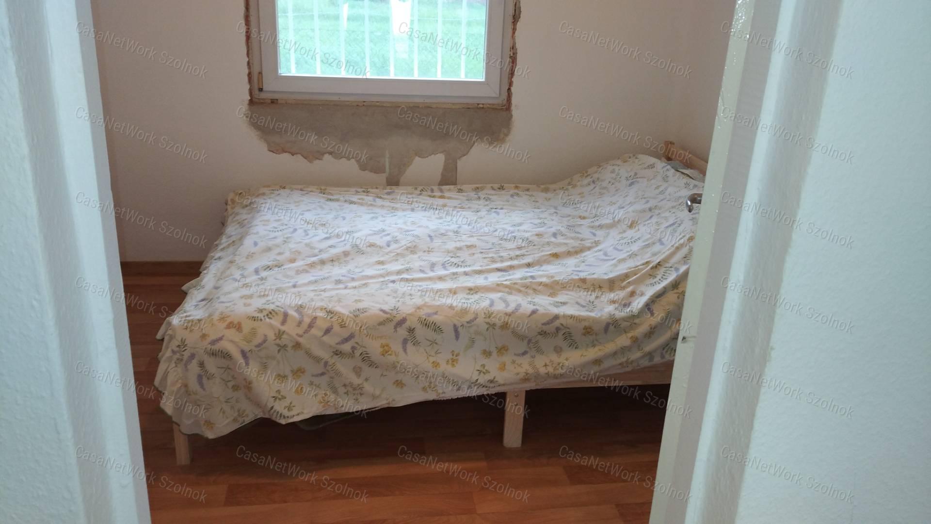Tiszaföldváron eladó tégla építésű nyaraló!