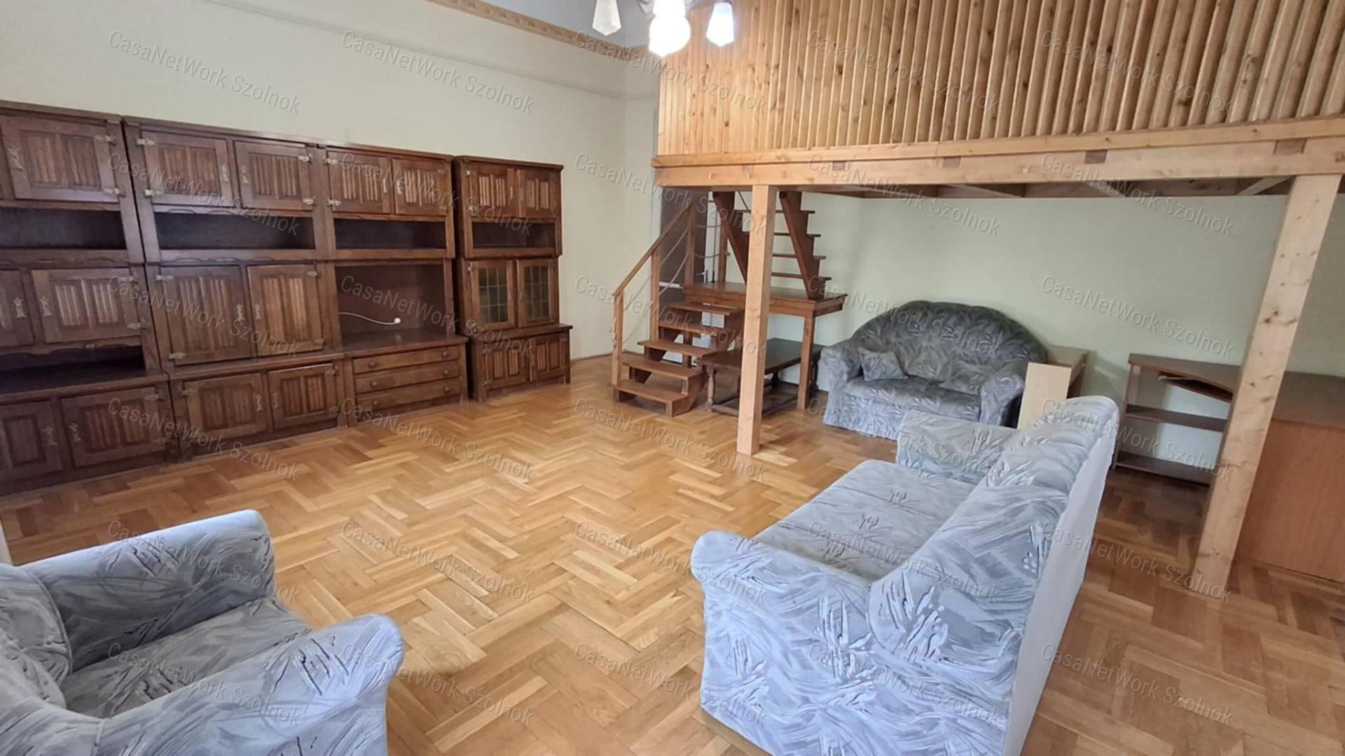 Szolnok belvárosában a Kossuth Lajos utcában első emeleti lakás eladó