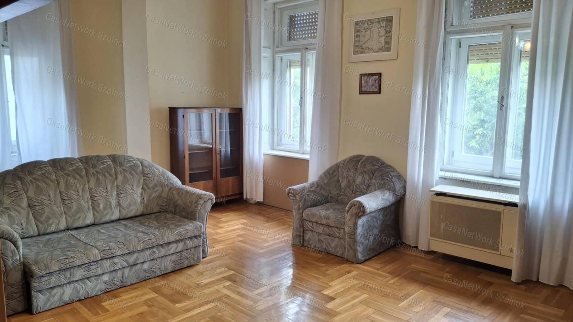 Szolnok belvárosában a Kossuth Lajos utcában első emeleti lakás eladó