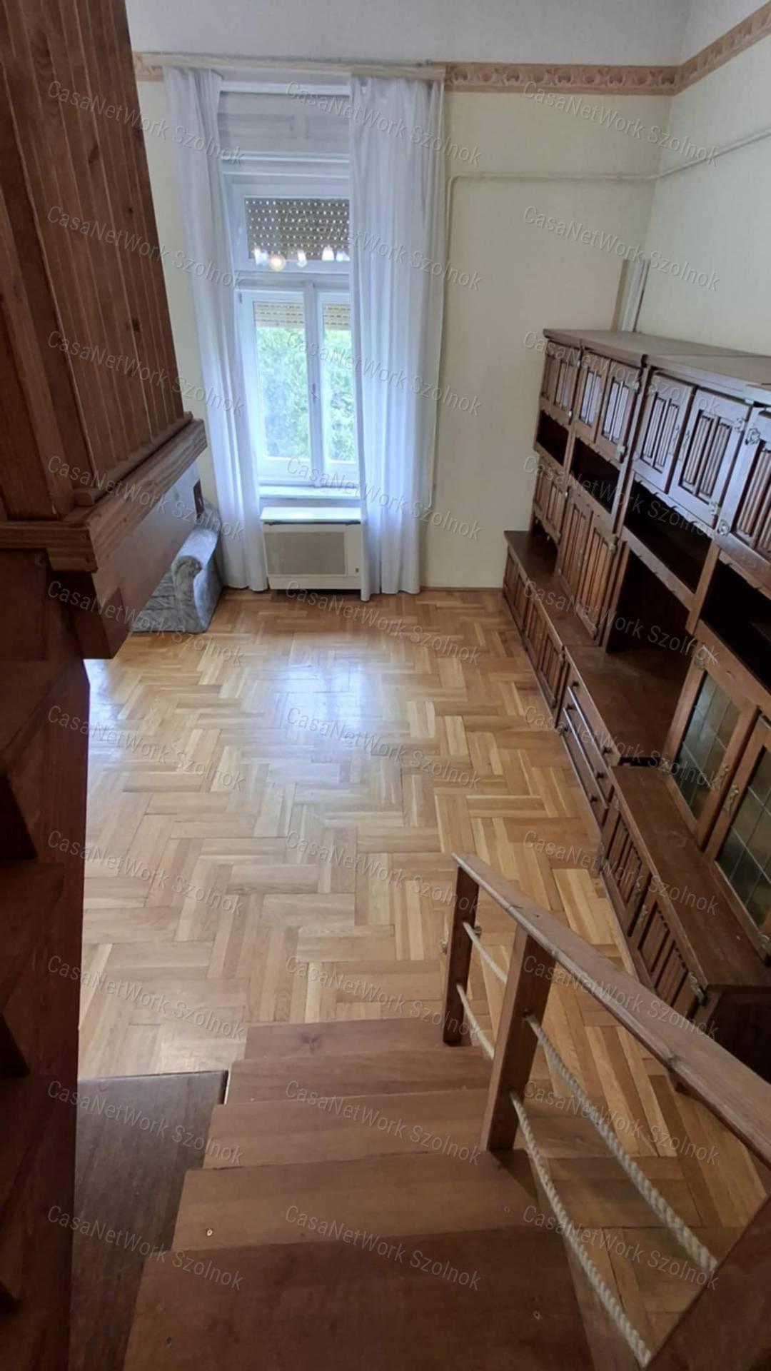 Szolnok belvárosában a Kossuth Lajos utcában első emeleti lakás eladó