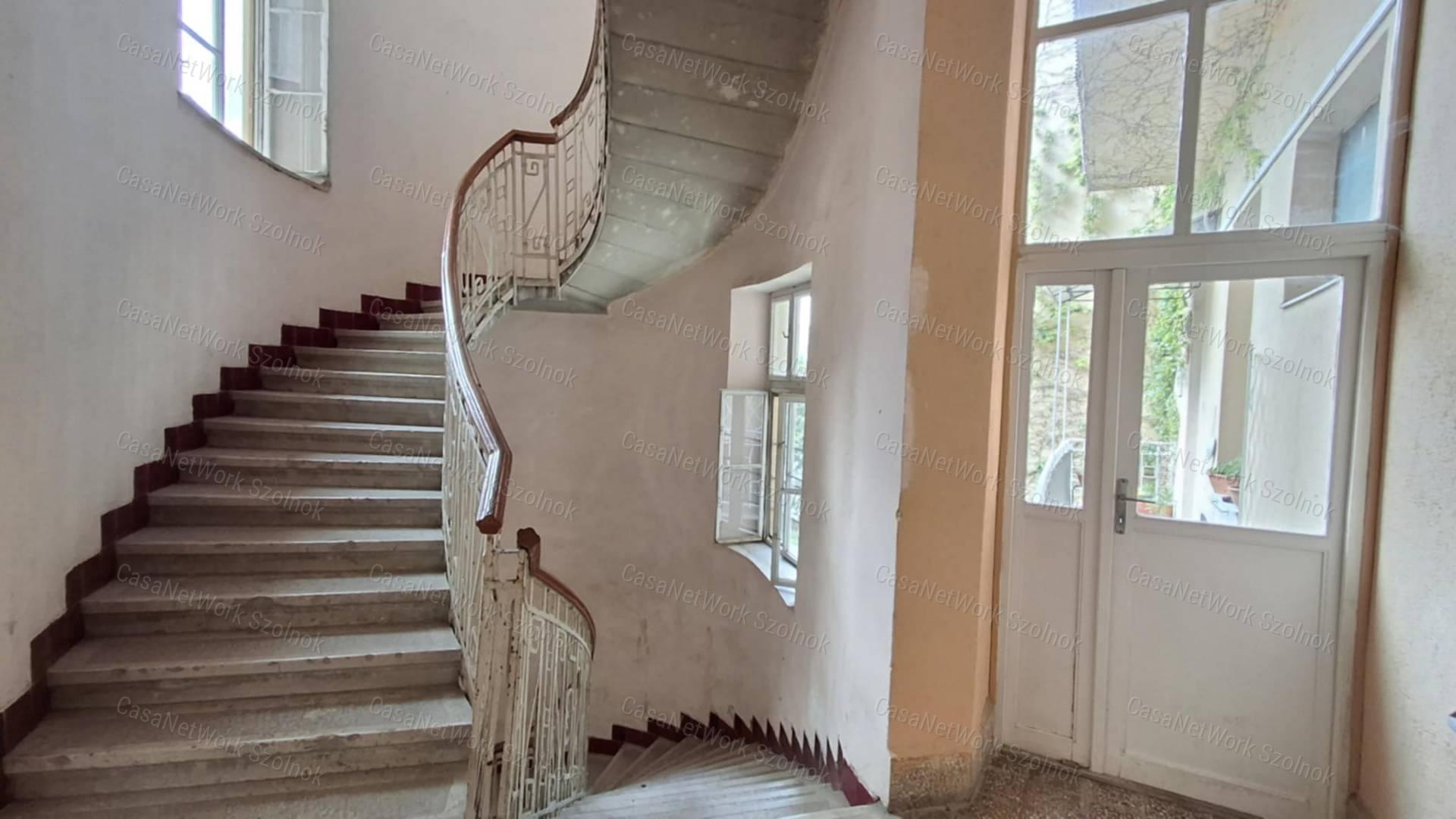Szolnok belvárosában a Kossuth Lajos utcában első emeleti lakás eladó