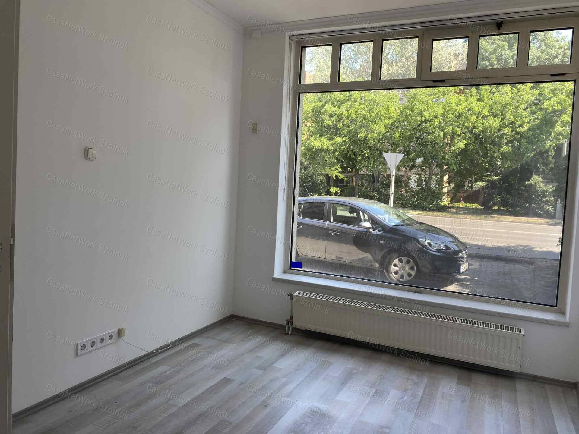 Szolnokon a Szántó krt-on üzlethelyiség kiadó!