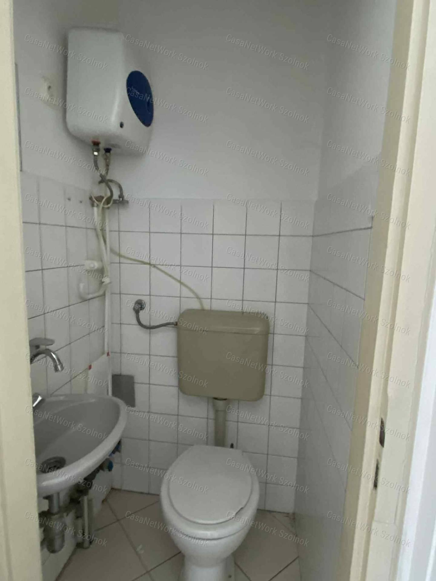Szolnokon a Szántó krt-on üzlethelyiség kiadó!