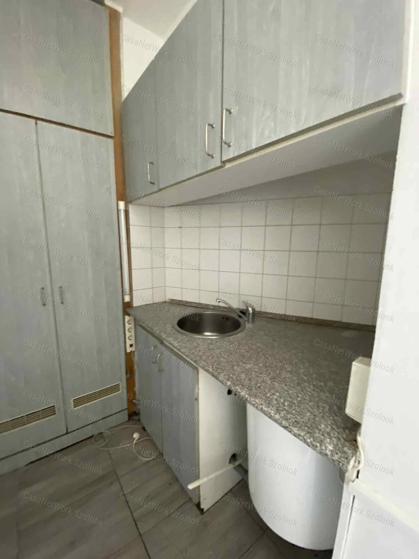 Szolnokon a Szántó krt-on üzlethelyiség kiadó!