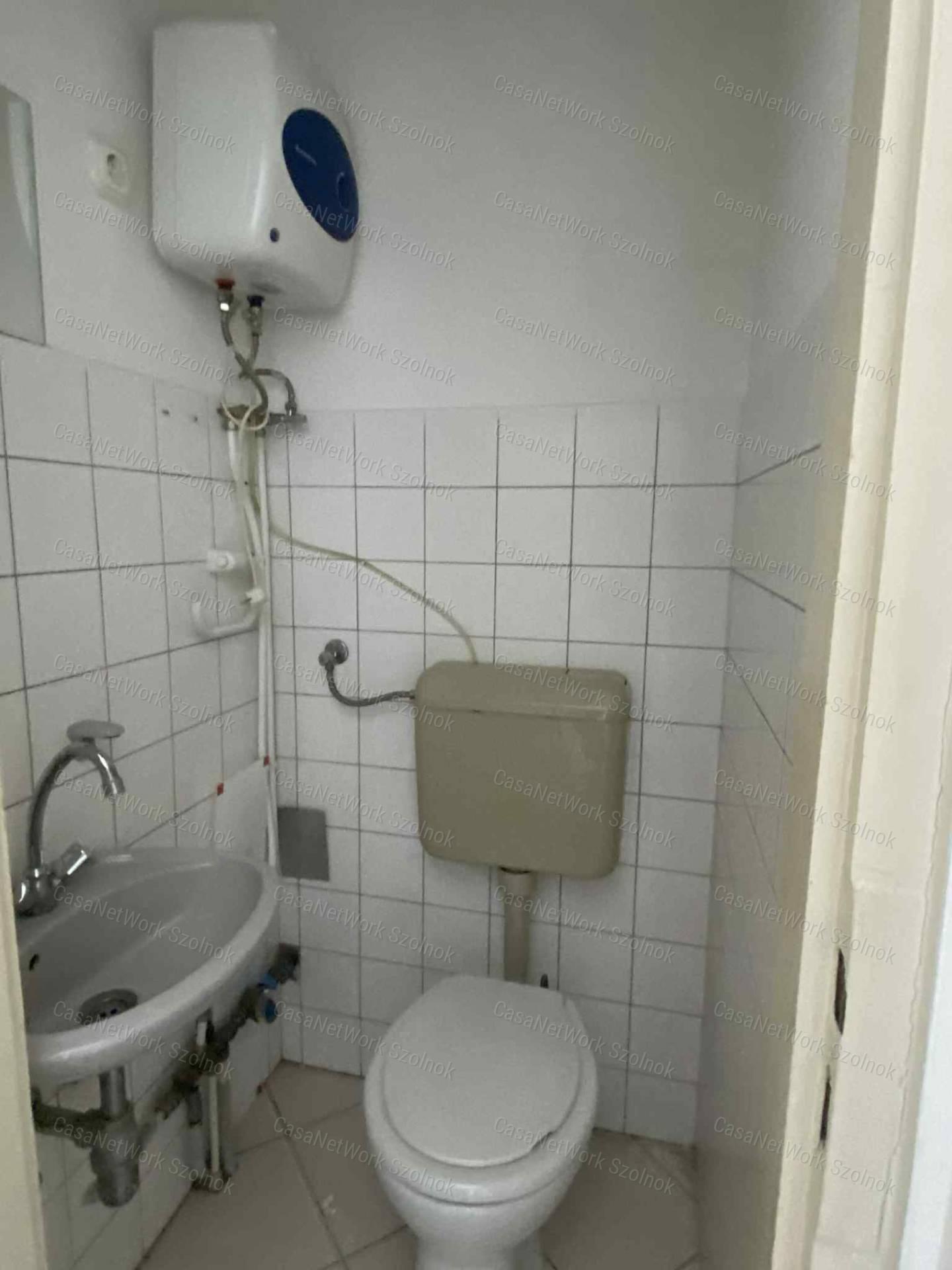 Szolnokon a Szántó krt-on üzlethelyiség kiadó!