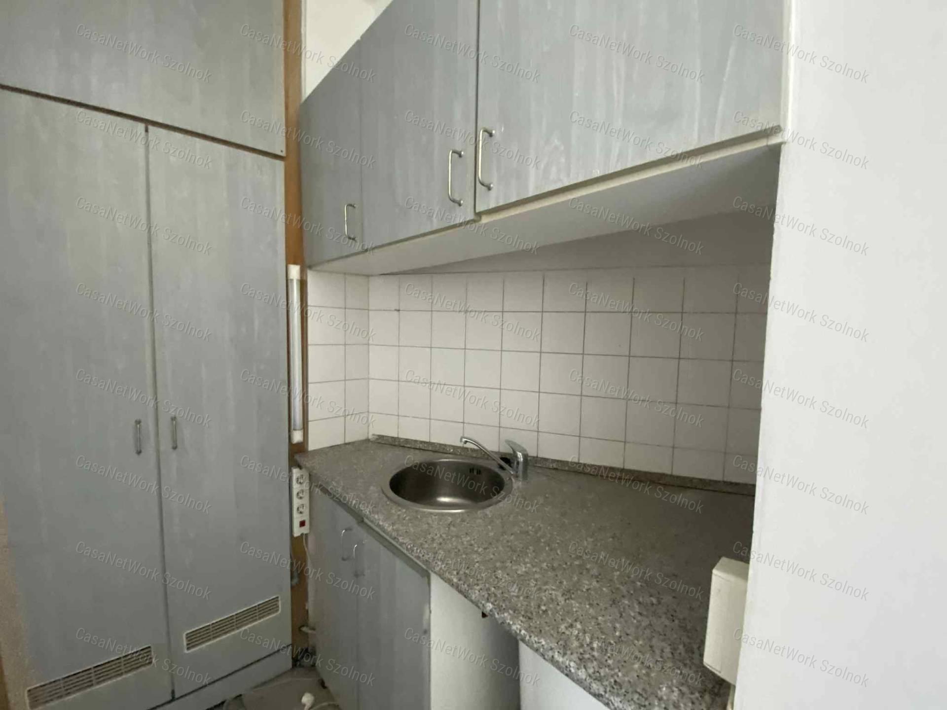 Szolnokon a Szántó krt-on üzlethelyiség kiadó!
