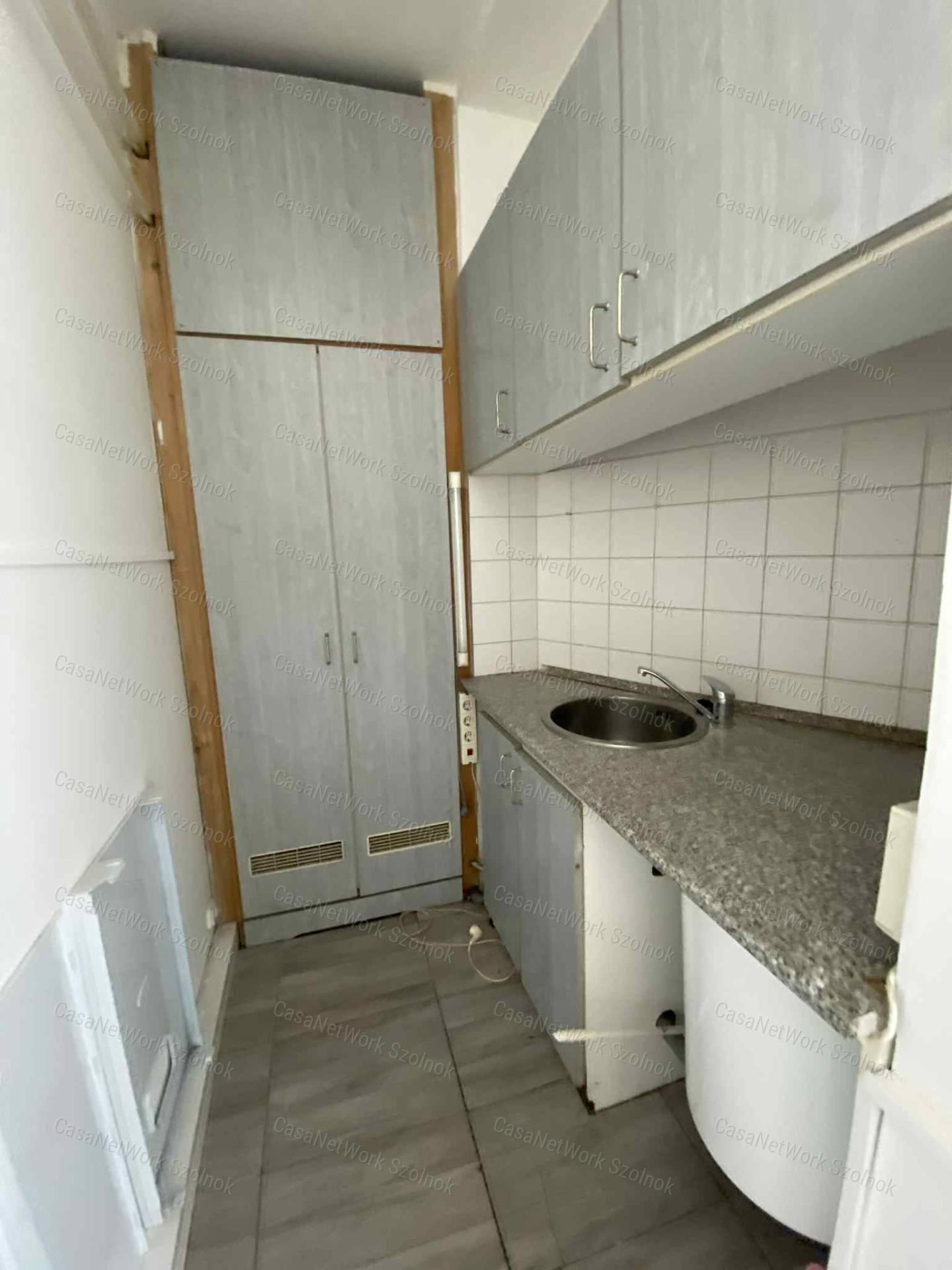 Szolnokon a Szántó krt-on üzlethelyiség kiadó!