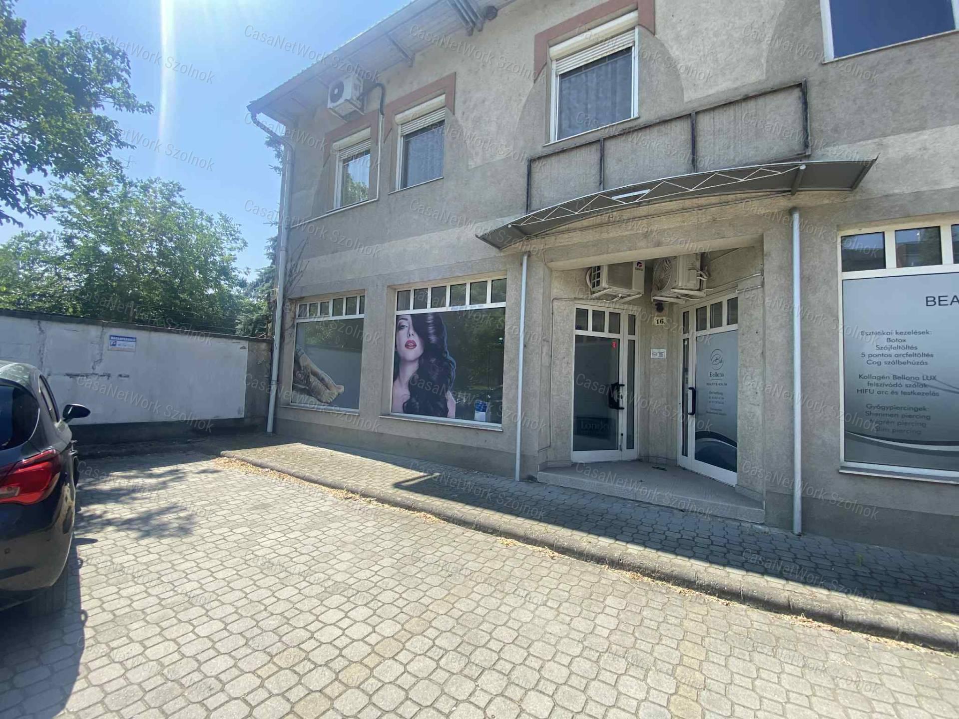Szolnokon a Szántó krt-on üzlethelyiség kiadó!