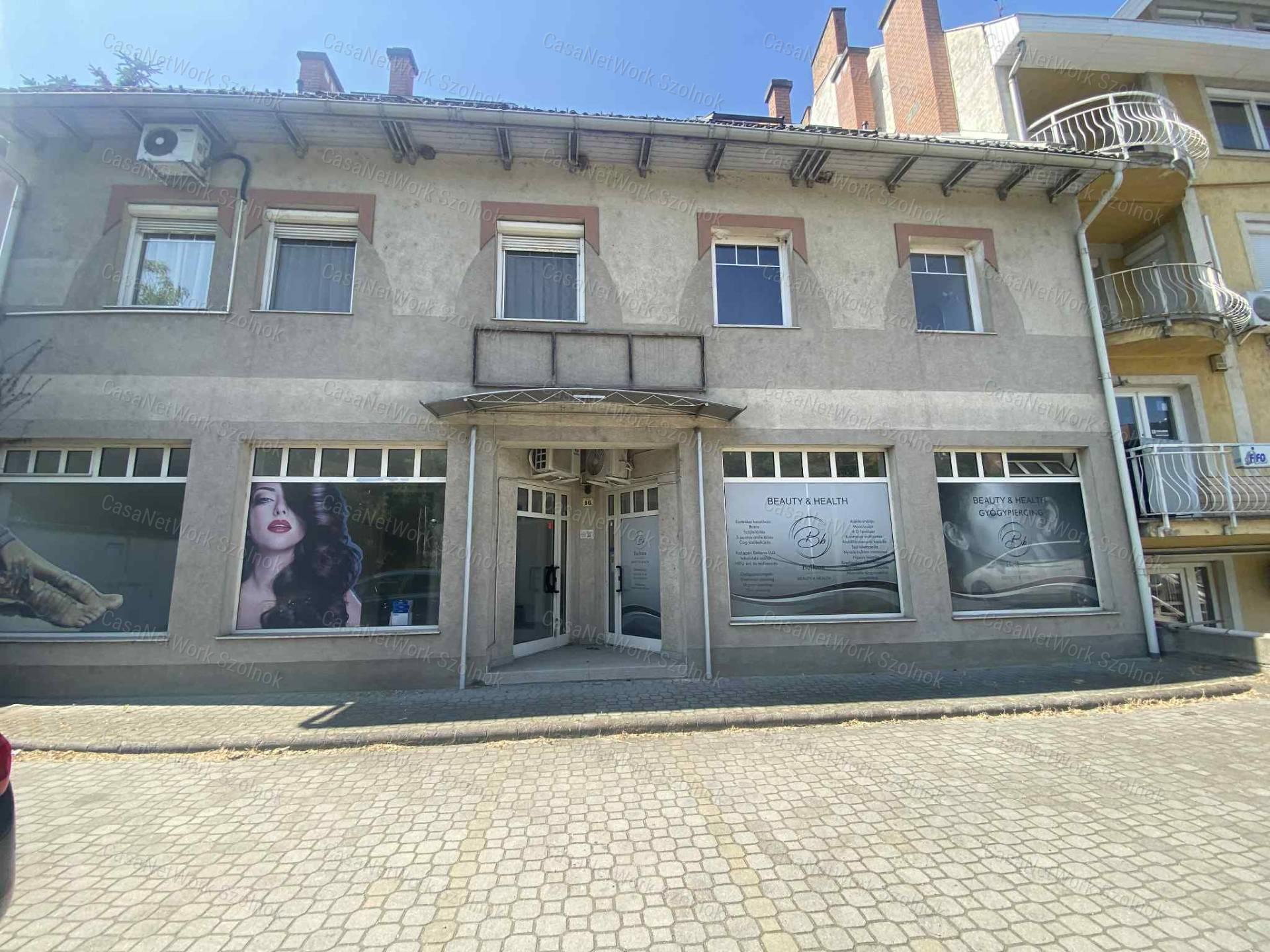Szolnokon a Szántó krt-on üzlethelyiség kiadó!