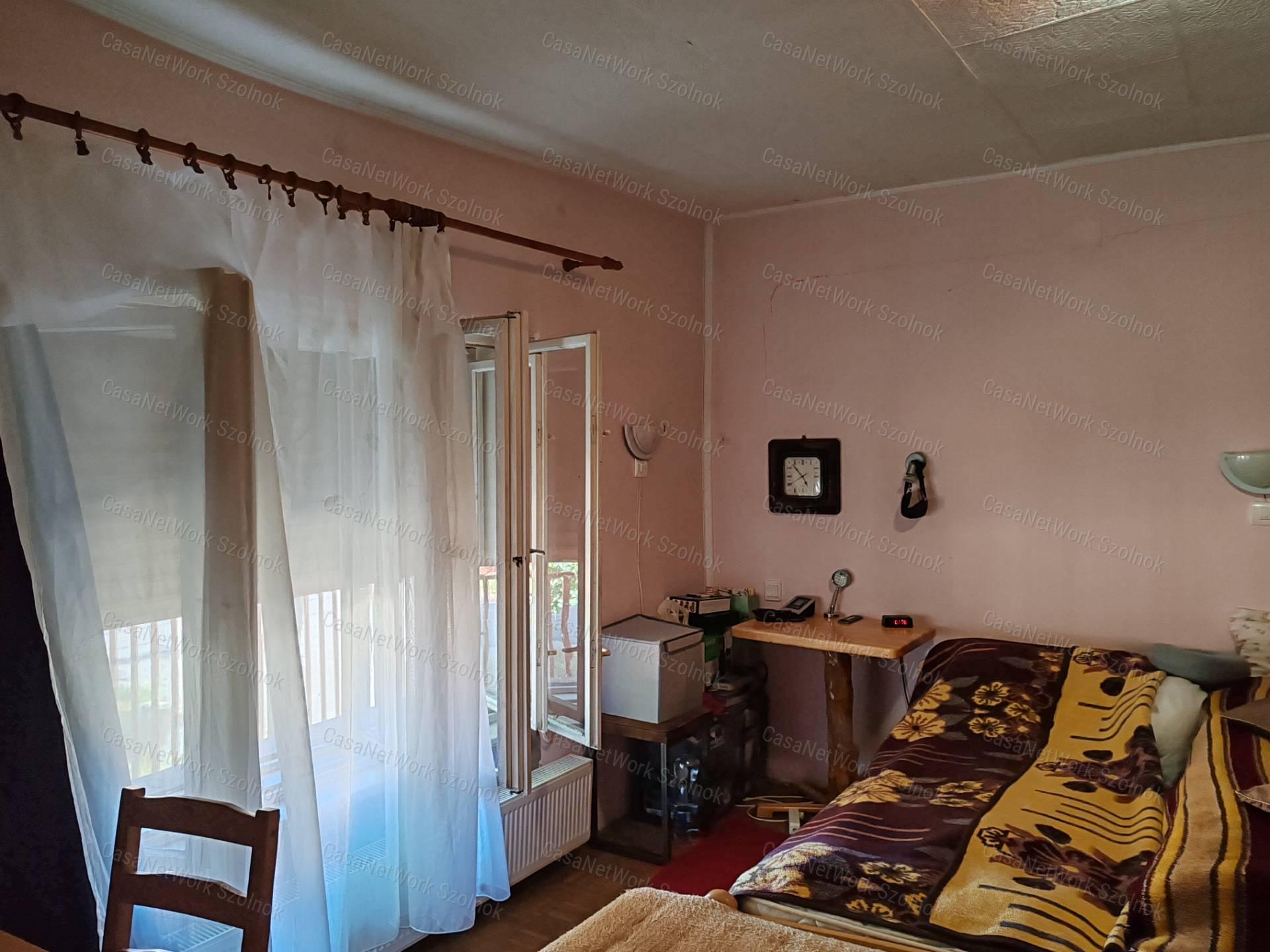 Újszászon kétszobás családi ház eladó!