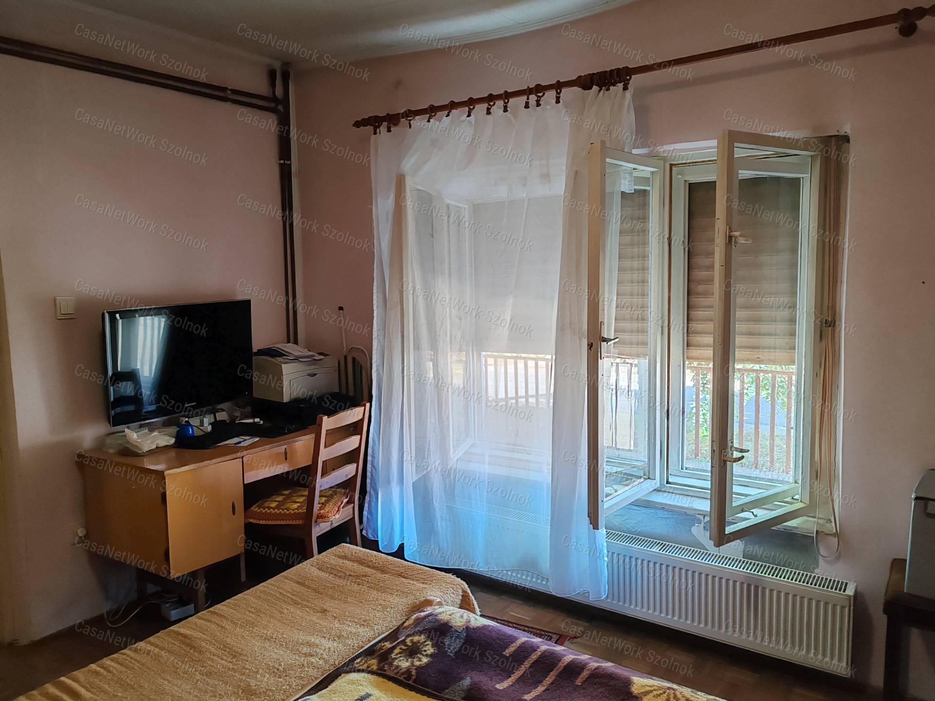 Újszászon kétszobás családi ház eladó!