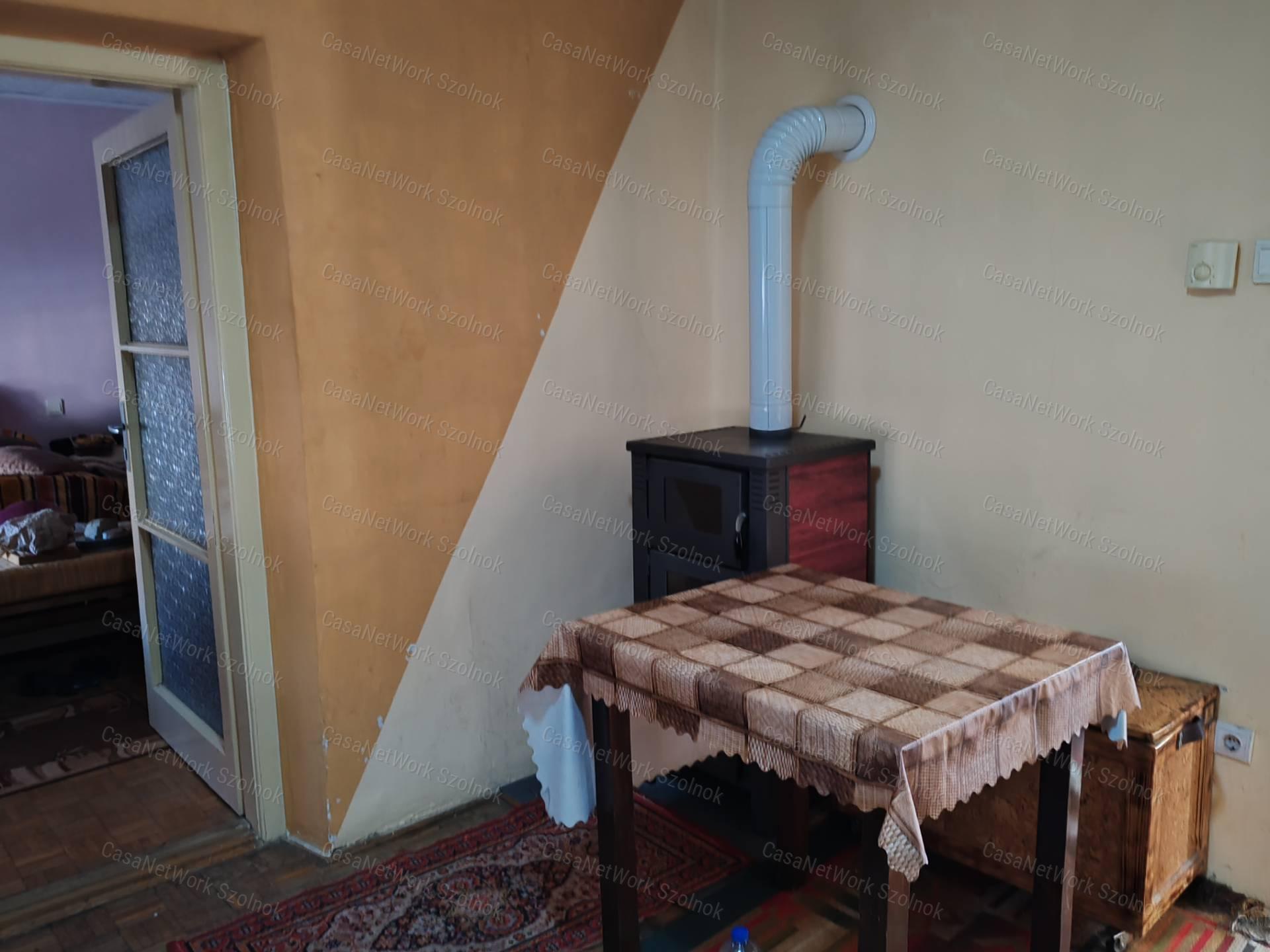 Újszászon kétszobás családi ház eladó!