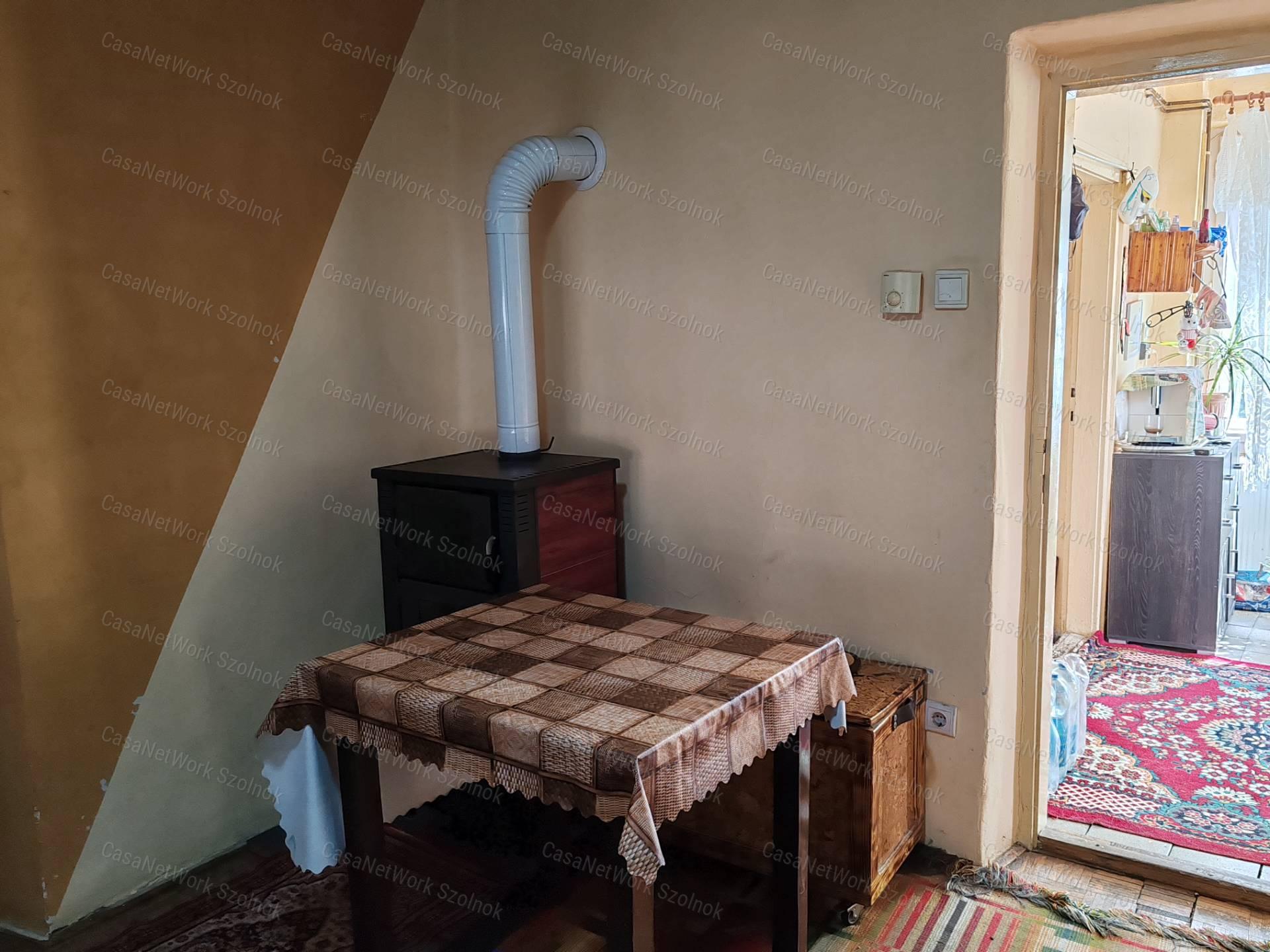Újszászon kétszobás családi ház eladó!