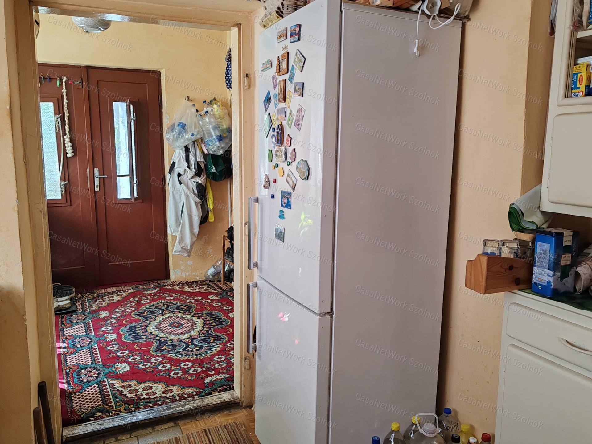 Újszászon kétszobás családi ház eladó!