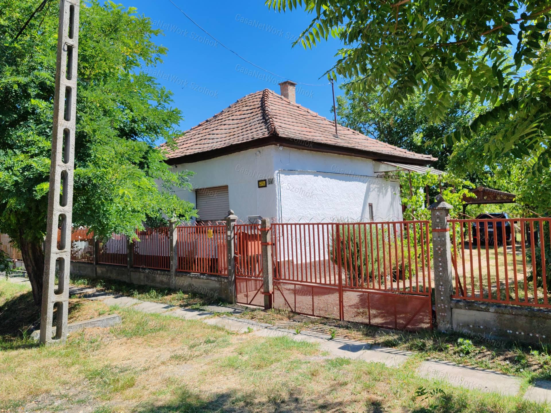Újszászon kétszobás családi ház eladó!