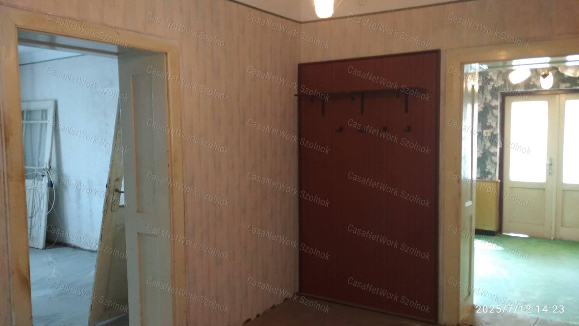 Rákóczifalván eladó felújítandó családi ház!