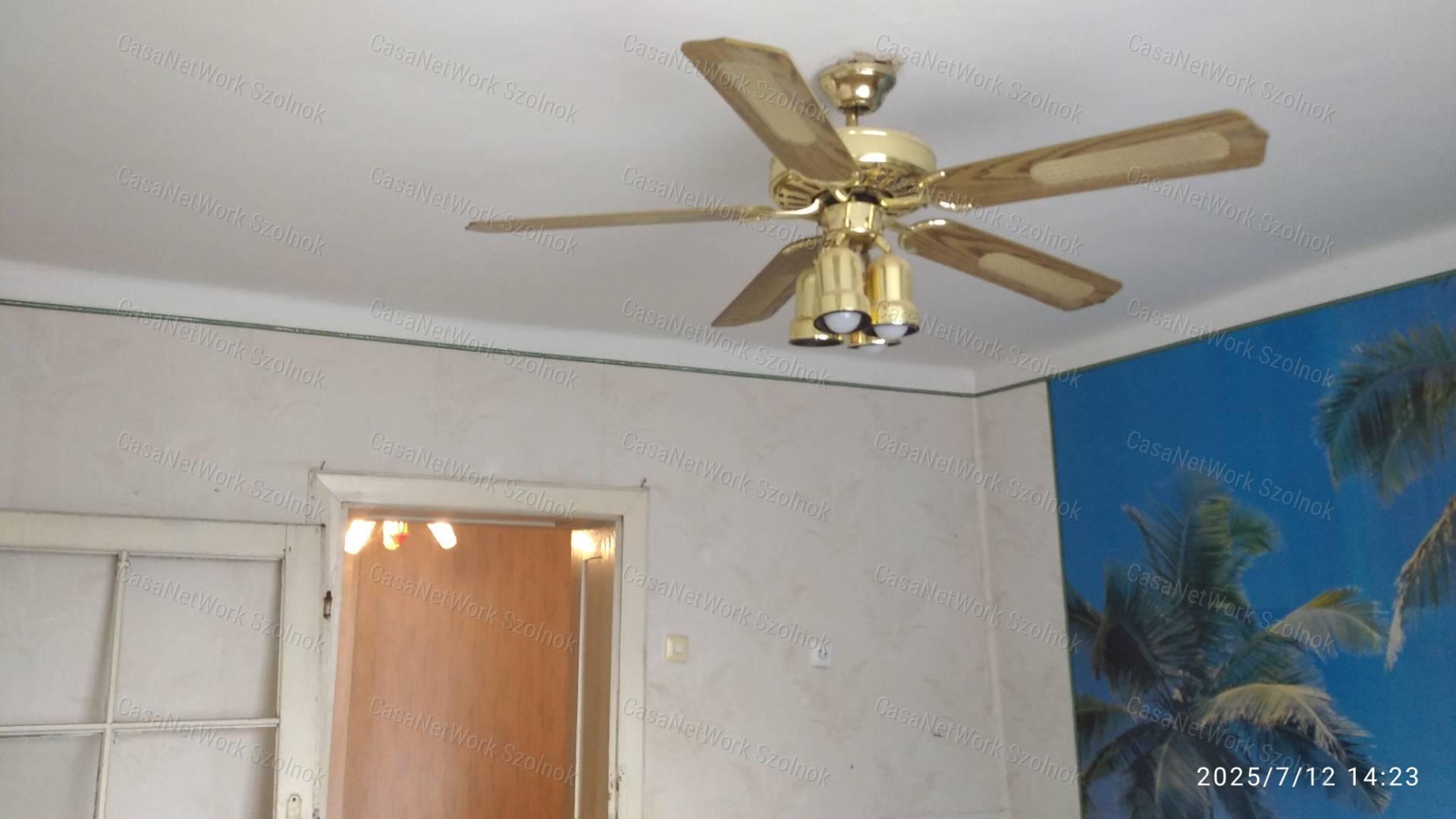 Rákóczifalván eladó felújítandó családi ház!
