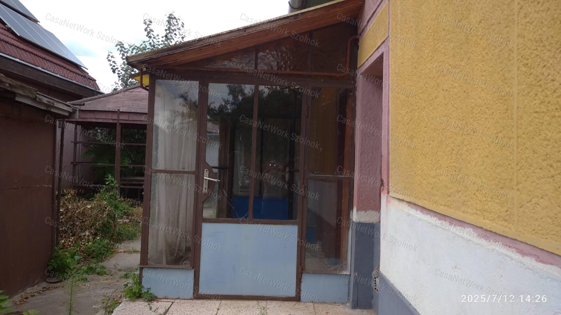 Rákóczifalván eladó felújítandó családi ház!