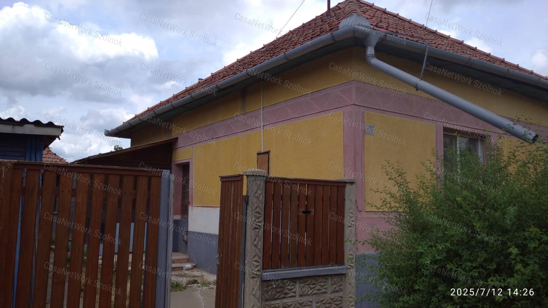 Rákóczifalván eladó felújítandó családi ház!