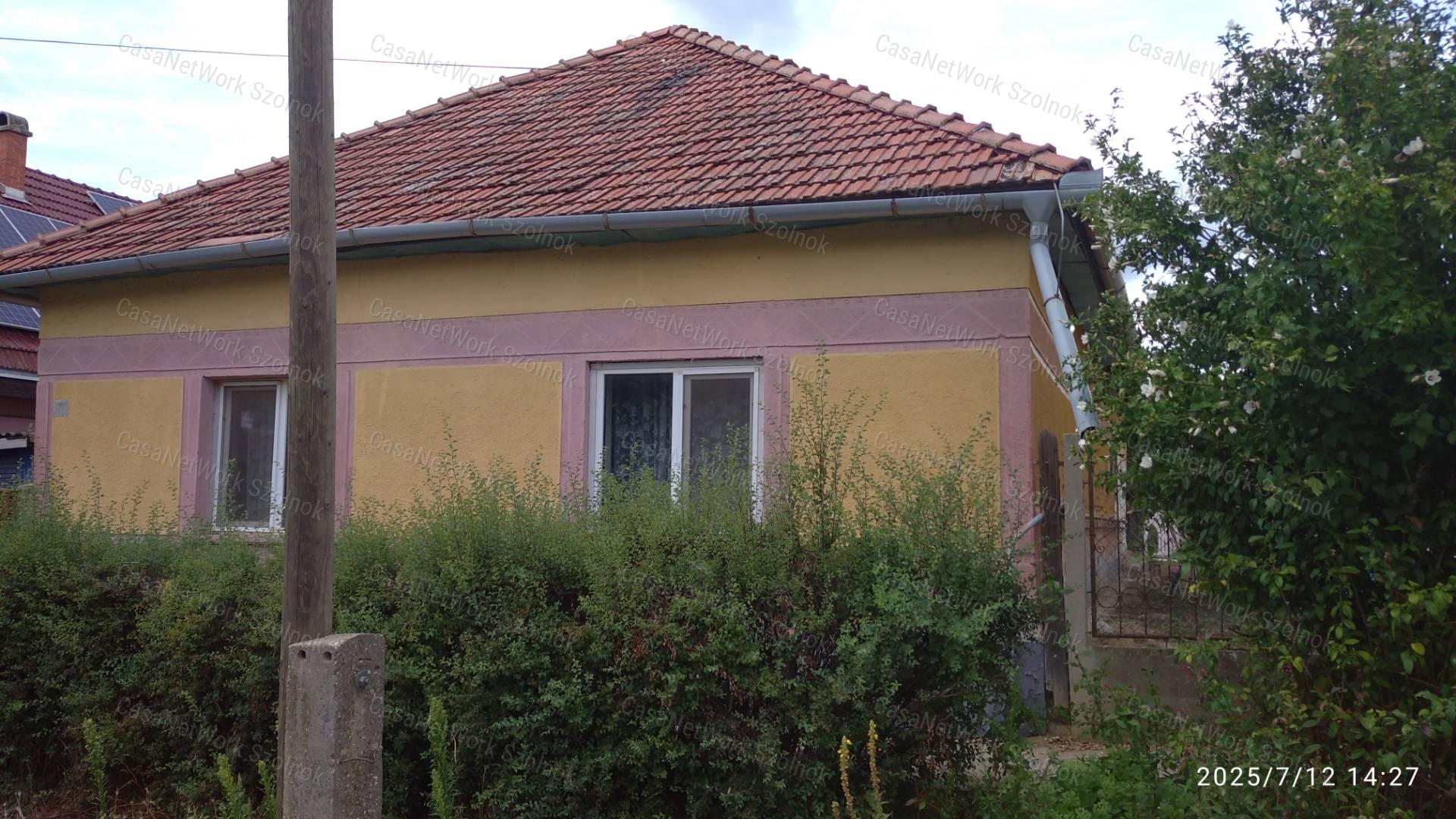 Rákóczifalván eladó felújítandó családi ház!