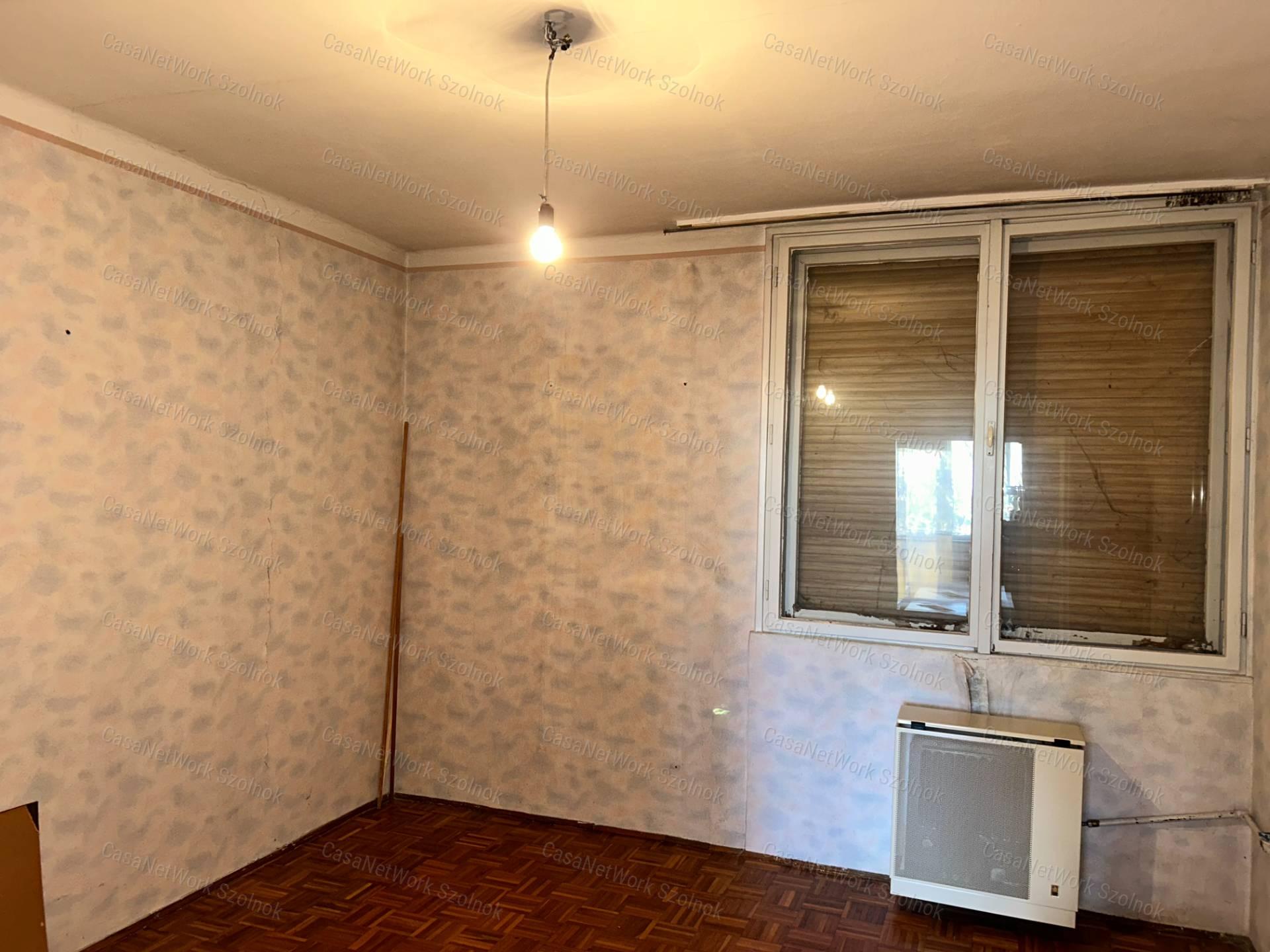Szolnokon eladó téglalakás