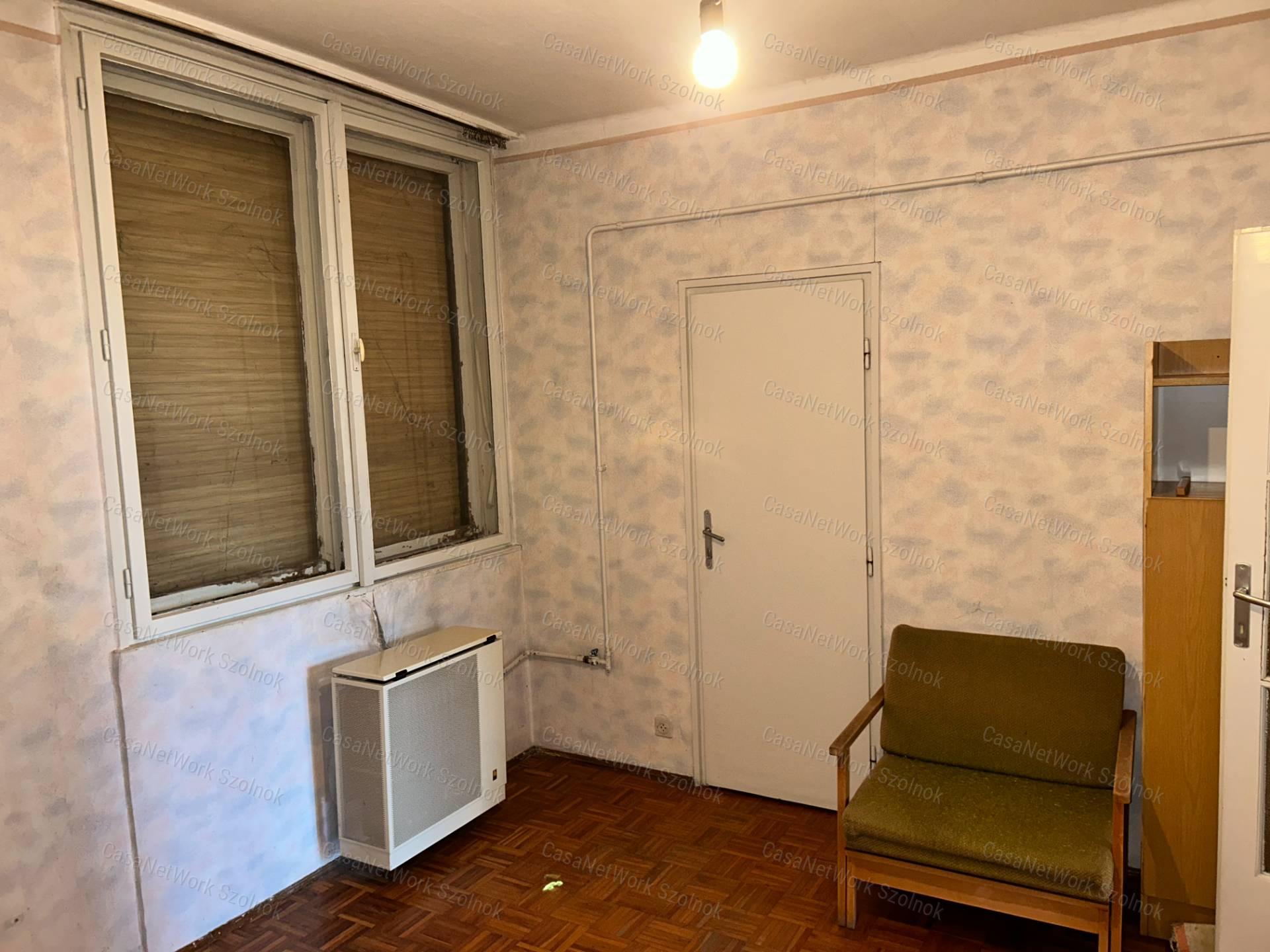 Szolnokon eladó téglalakás