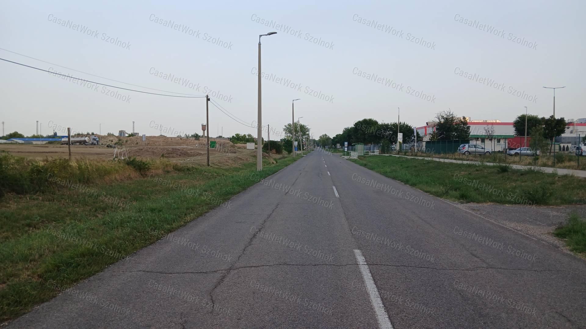 Eladó Szolnokon egy 59522 m2-es ipari terület.