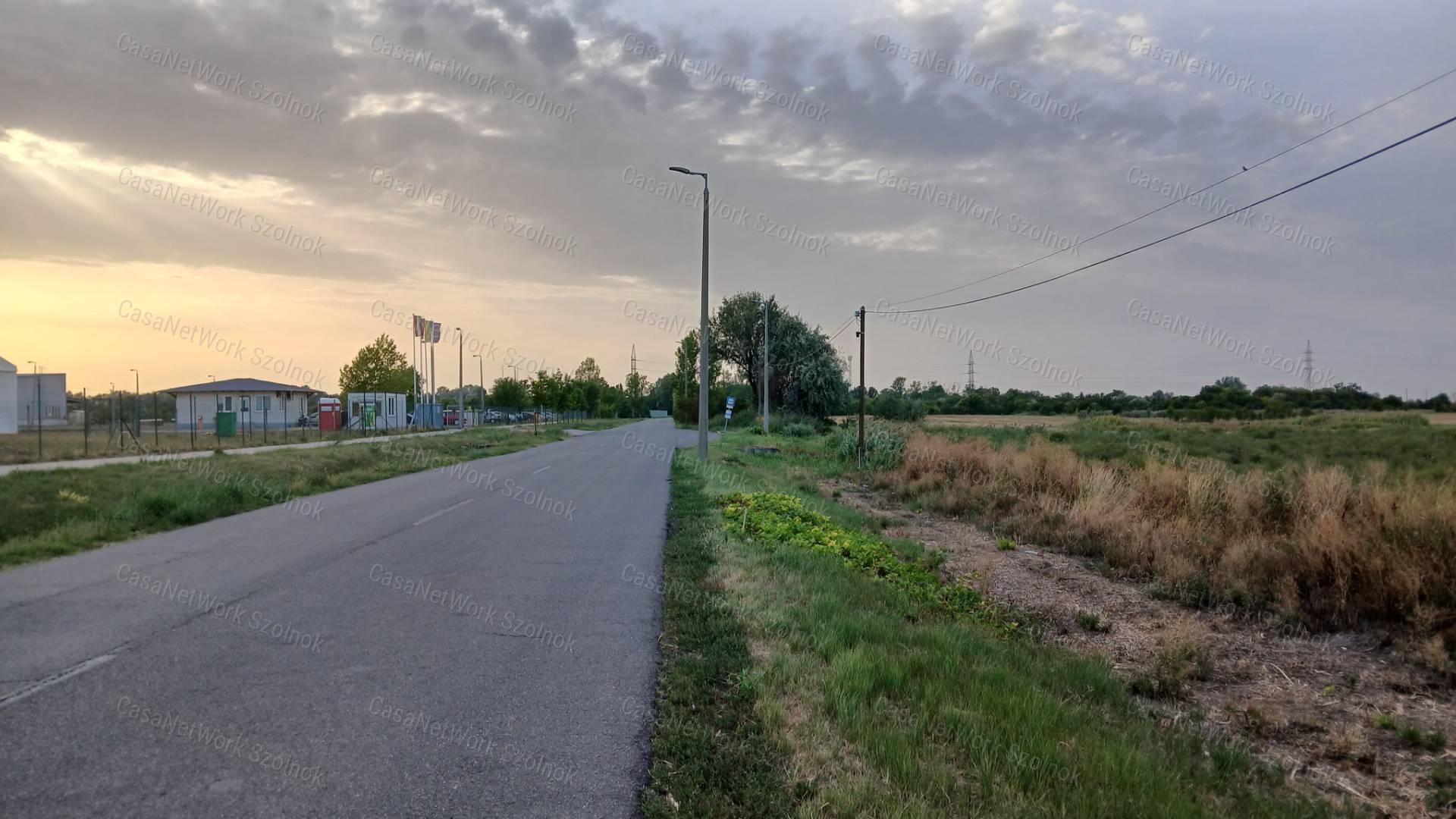 Eladó Szolnokon egy 59522 m2-es ipari terület.