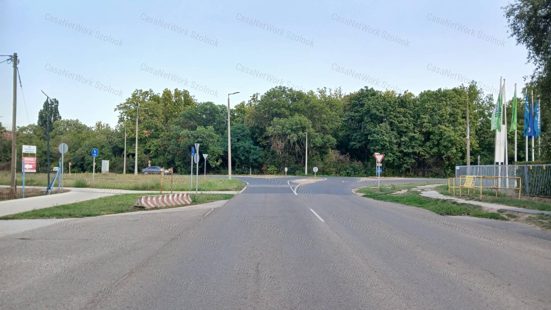 Eladó Szolnokon egy 59522 m2-es ipari terület.