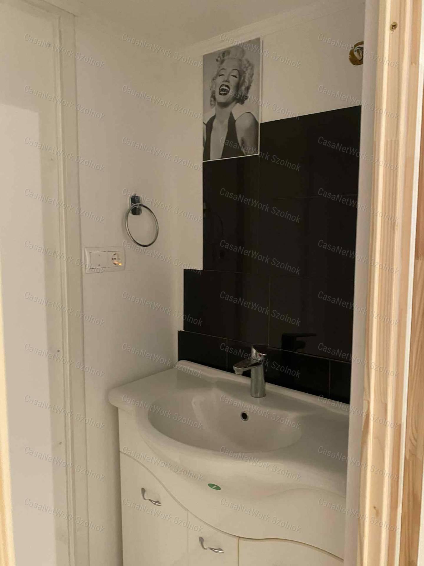 Szolnokon a vasútállomáshoz közel üzlethelyiség kiadó!
