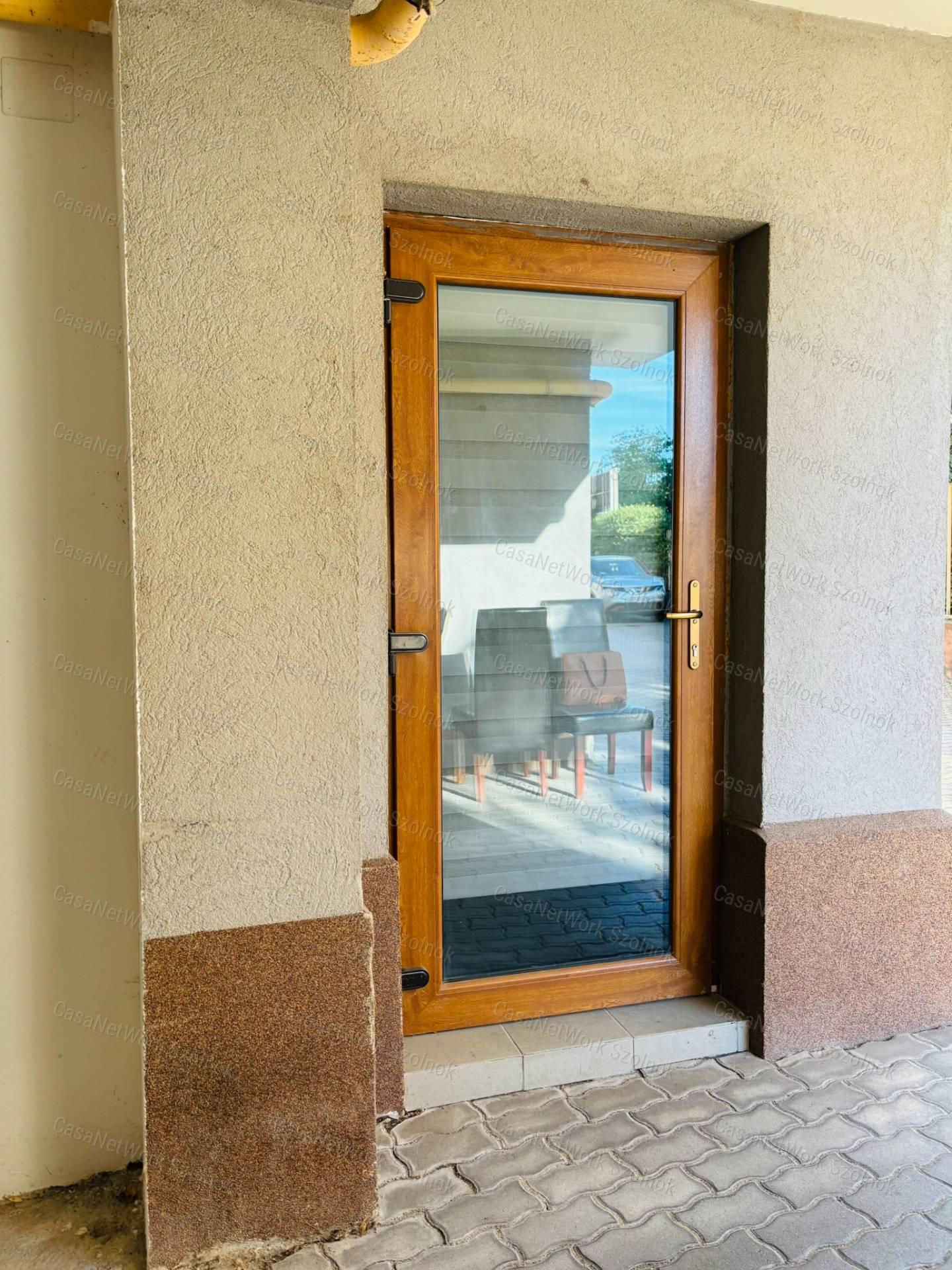 ELADÓ Szolnok belvárosában 9 m2 alapterületű tároló
