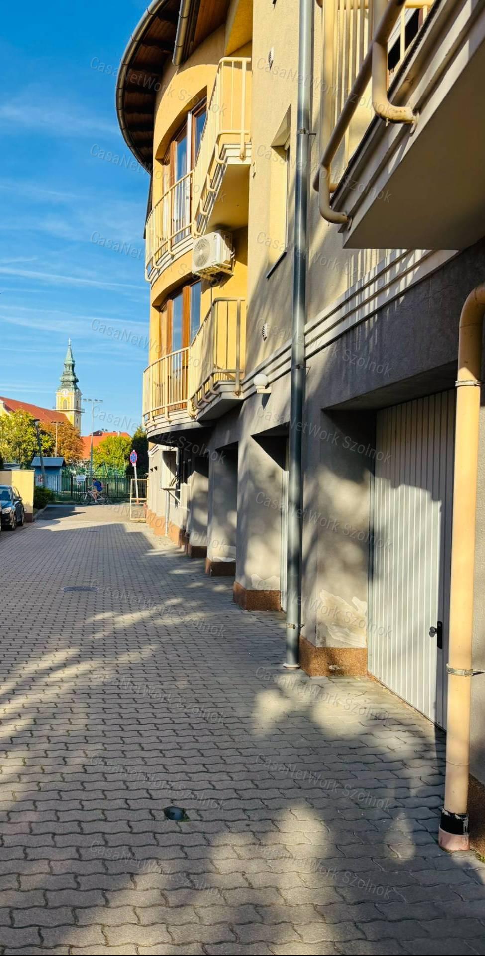 ELADÓ Szolnok belvárosában 9 m2 alapterületű tároló