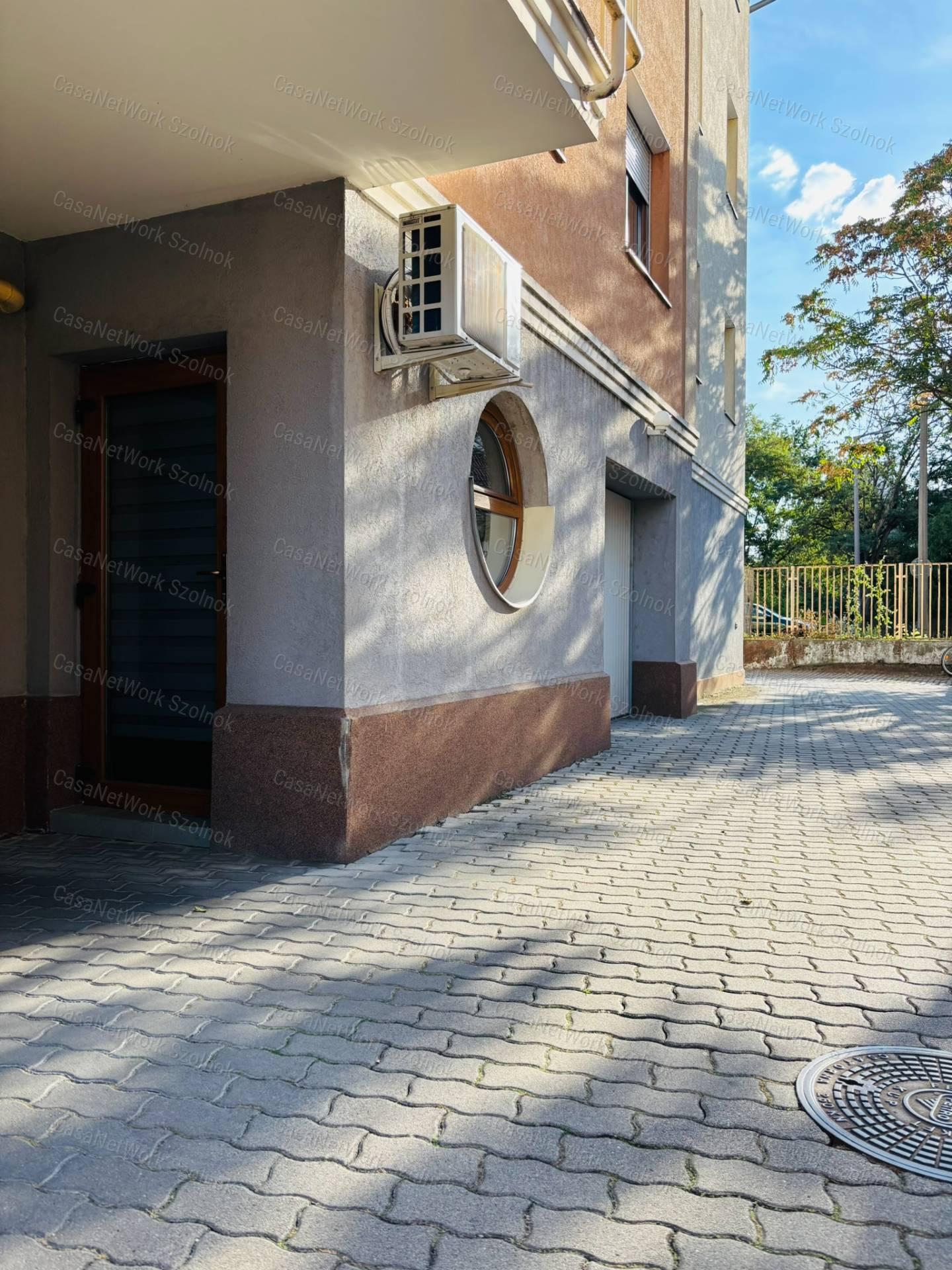 ELADÓ Szolnok belvárosában 9 m2 alapterületű tároló