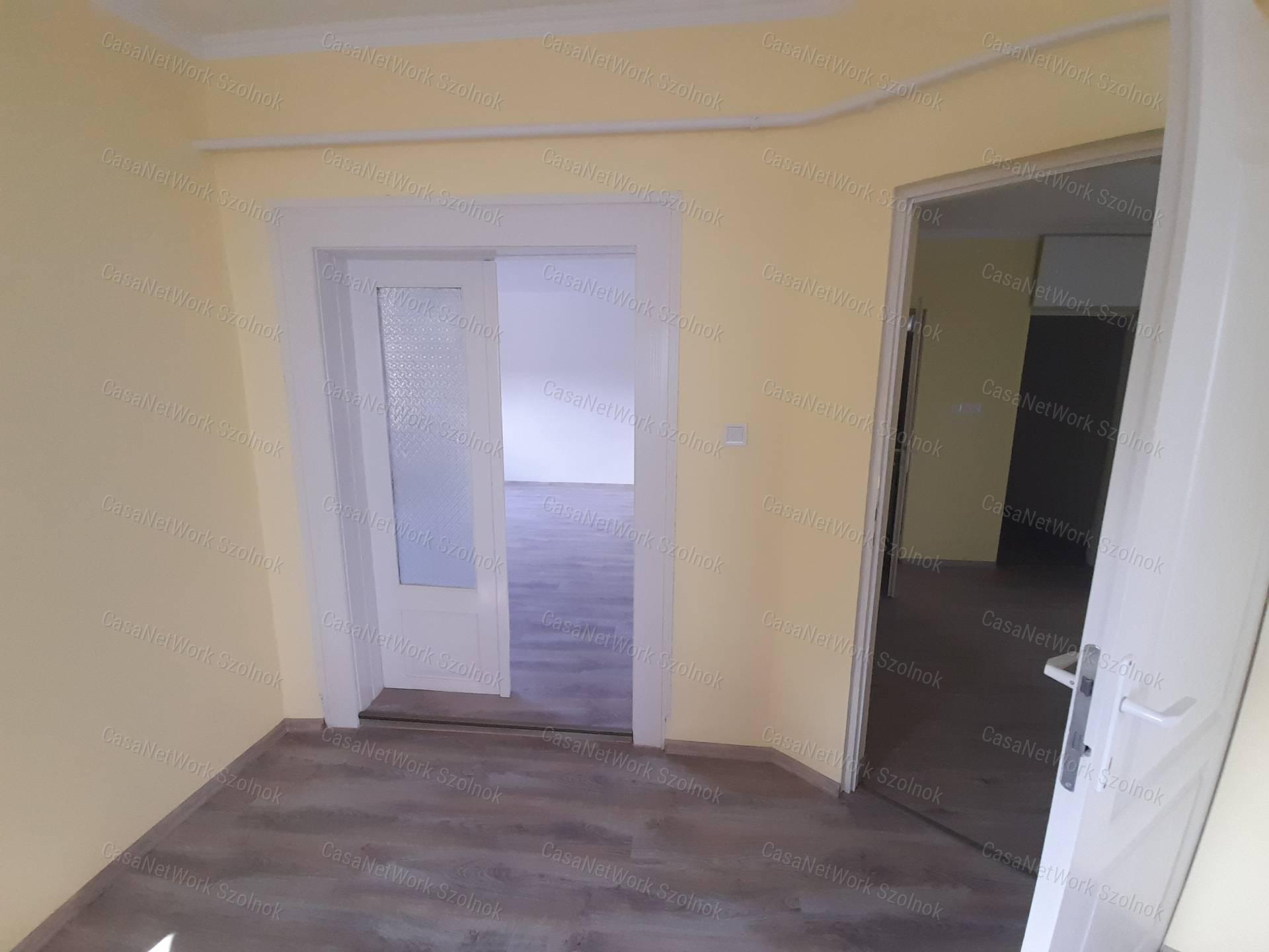 Felújított belvárosi családi ház eladó!