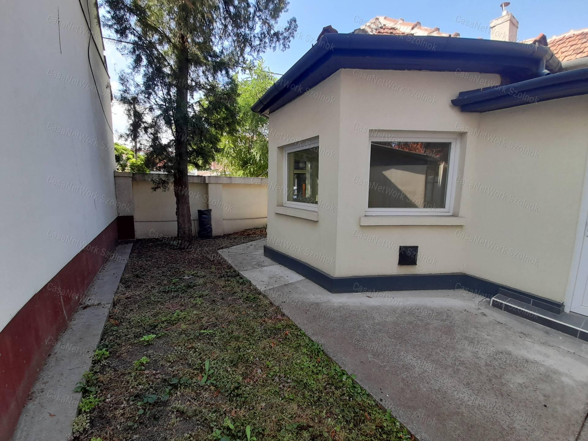 Felújított belvárosi családi ház eladó!