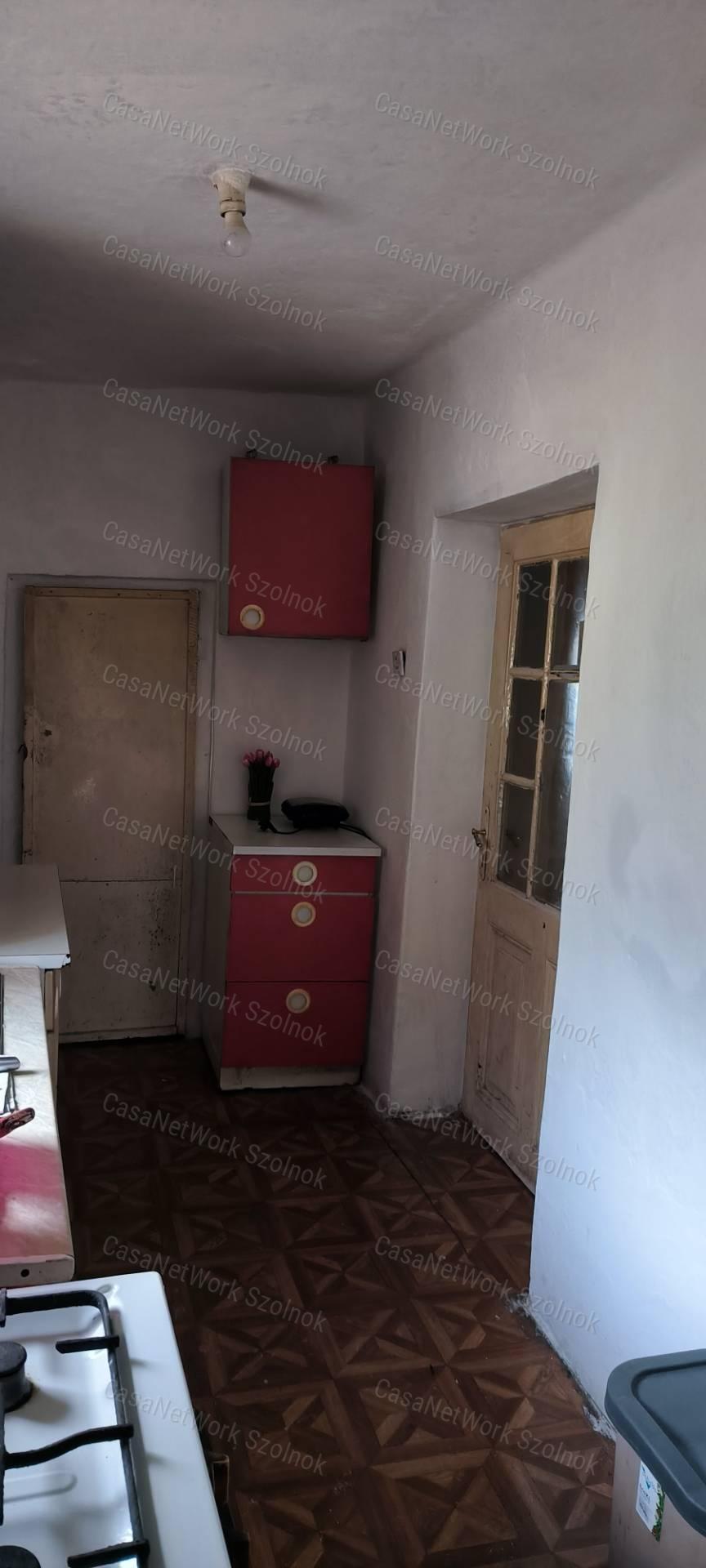 Eladó Tiszaföldvár központjában egy 83 m2-es 2 szobás családi ház.