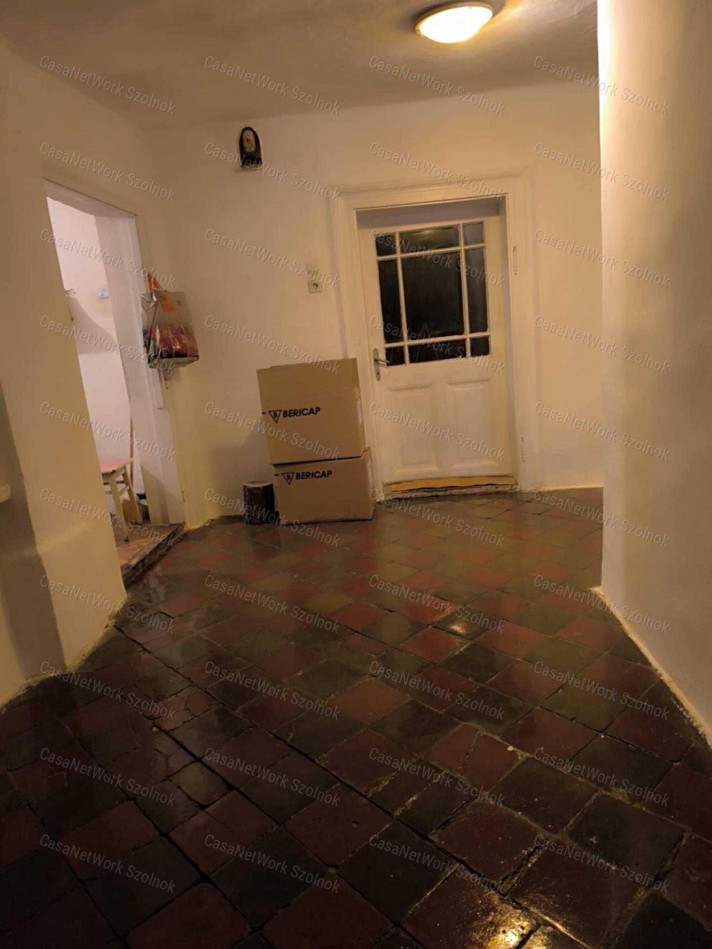 Eladó Tiszaföldvár központjában egy 83 m2-es 2 szobás családi ház.