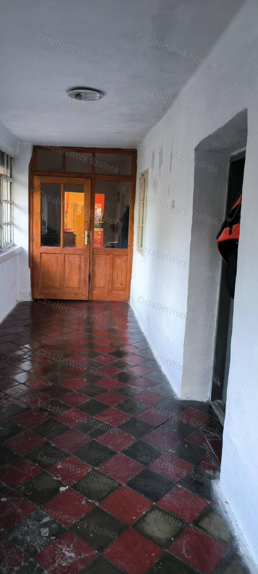 Eladó Tiszaföldvár központjában egy 83 m2-es 2 szobás családi ház.