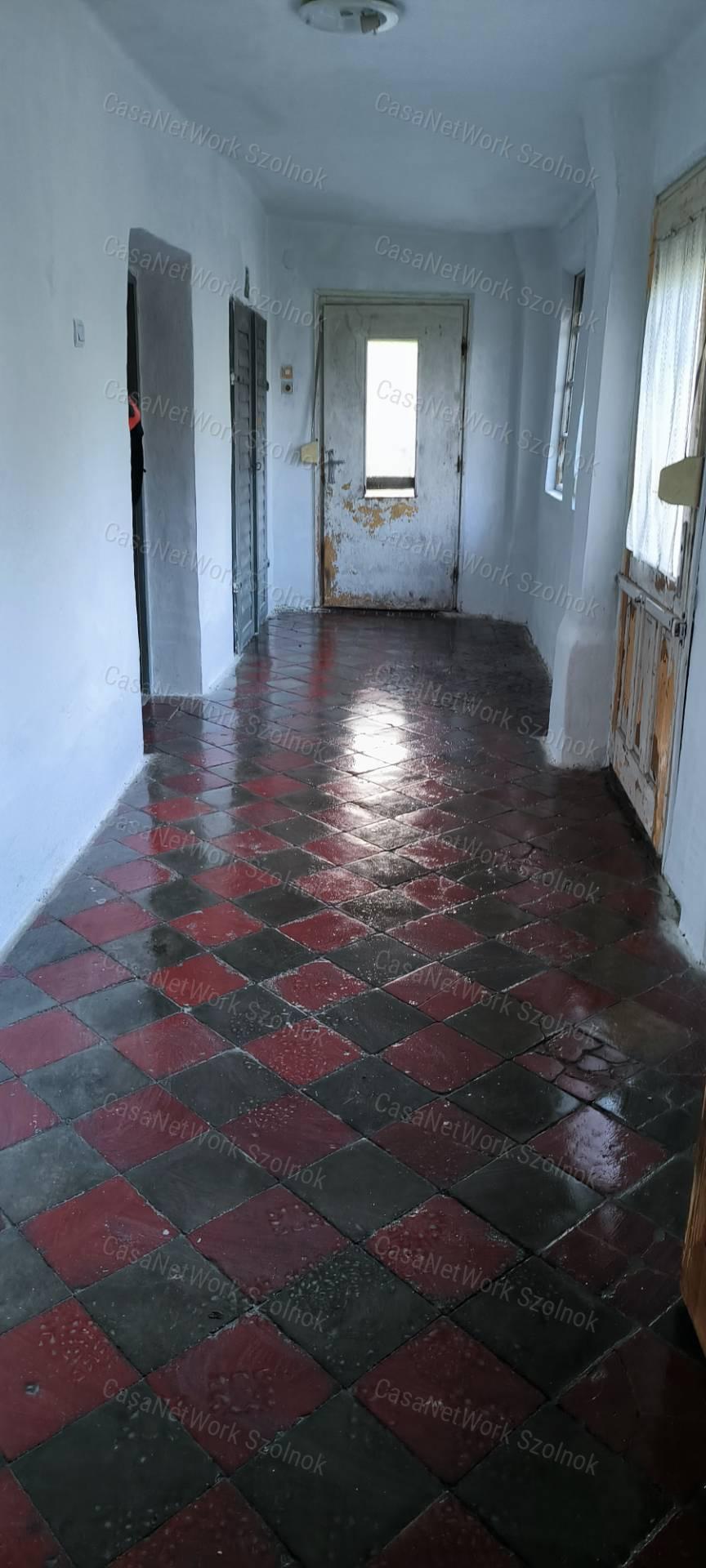 Eladó Tiszaföldvár központjában egy 83 m2-es 2 szobás családi ház.